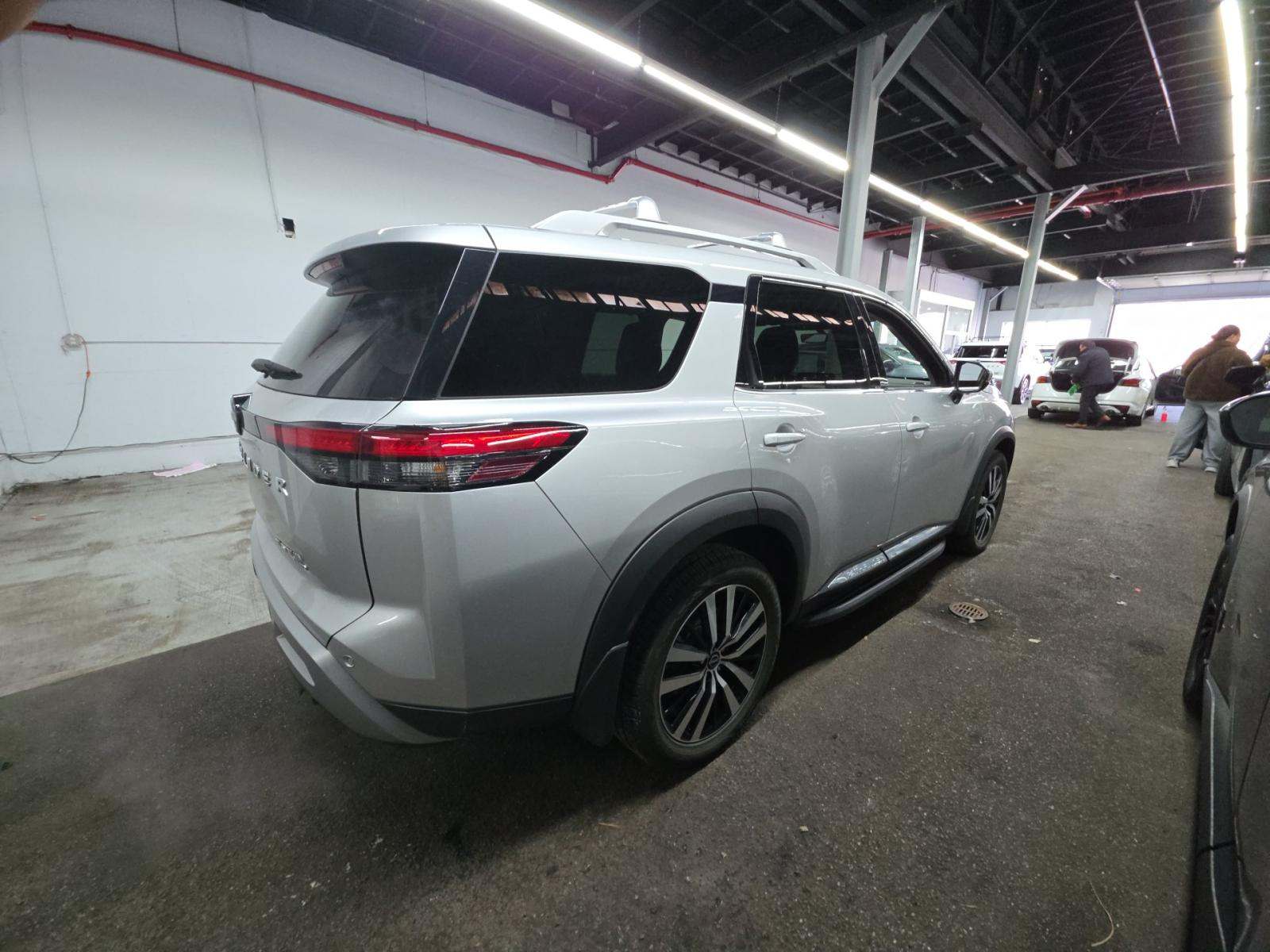 2023 Nissan Pathfinder Platinum AWD