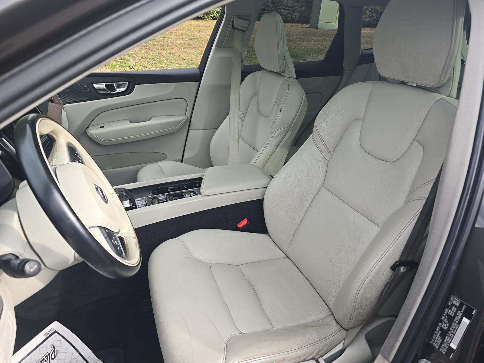 2022 Volvo XC60 B5 Momentum AWD