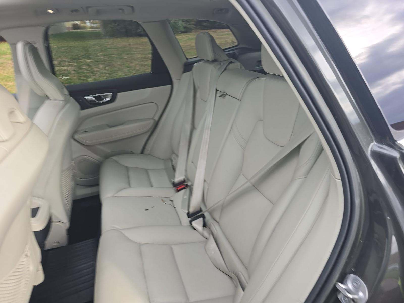 2022 Volvo XC60 B5 Momentum AWD