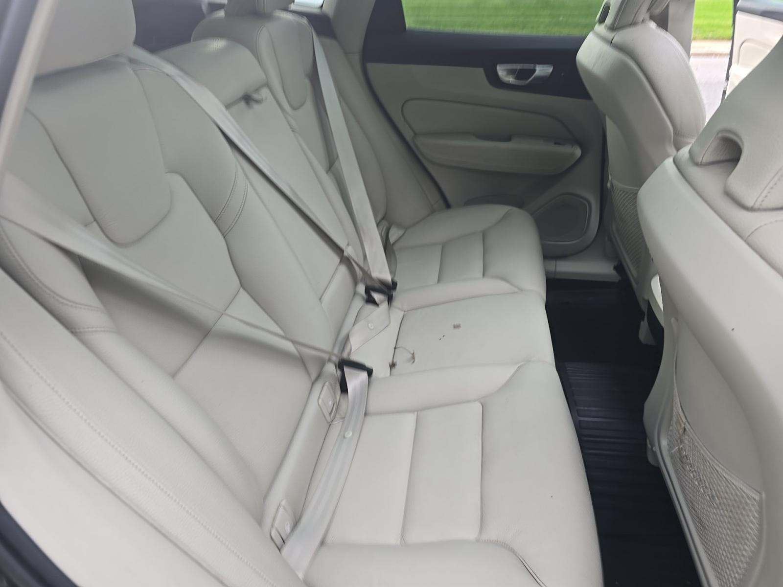 2022 Volvo XC60 B5 Momentum AWD