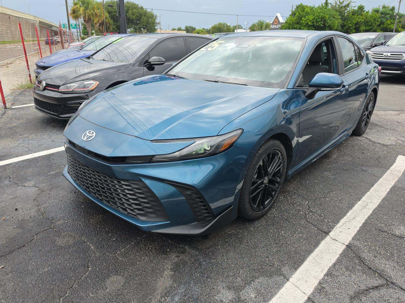 2025 Toyota Camry SE FWD
