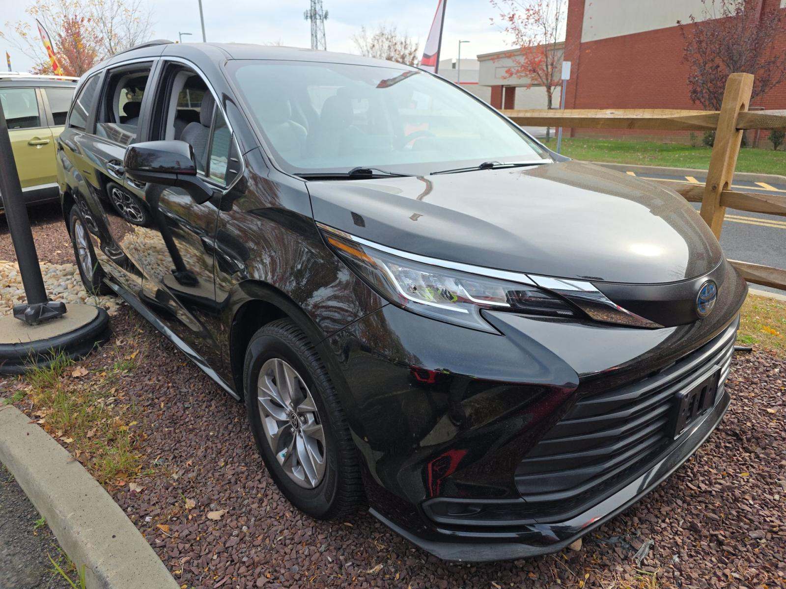 2022 Toyota Sienna LE FWD