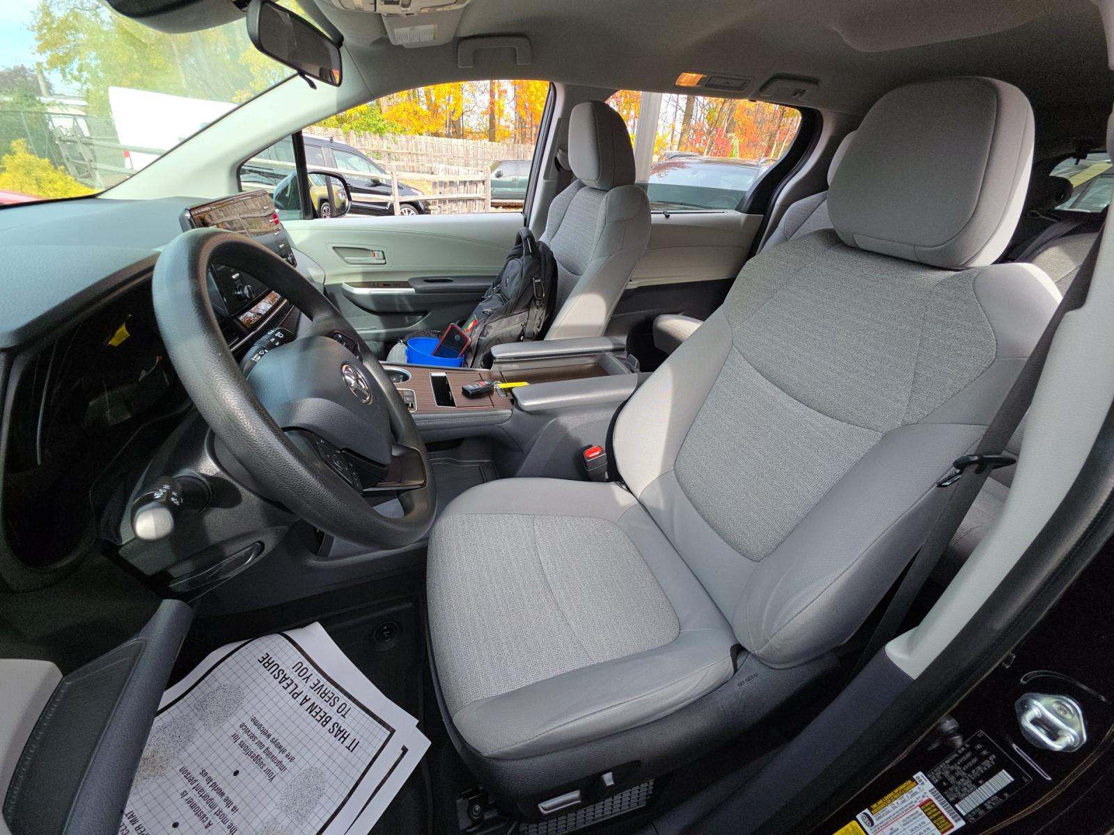 2022 Toyota Sienna LE FWD