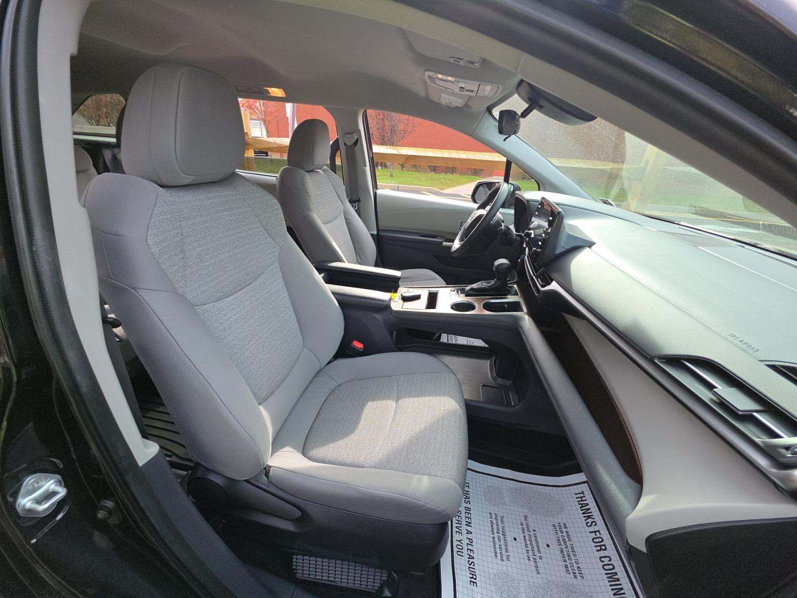 2022 Toyota Sienna LE FWD