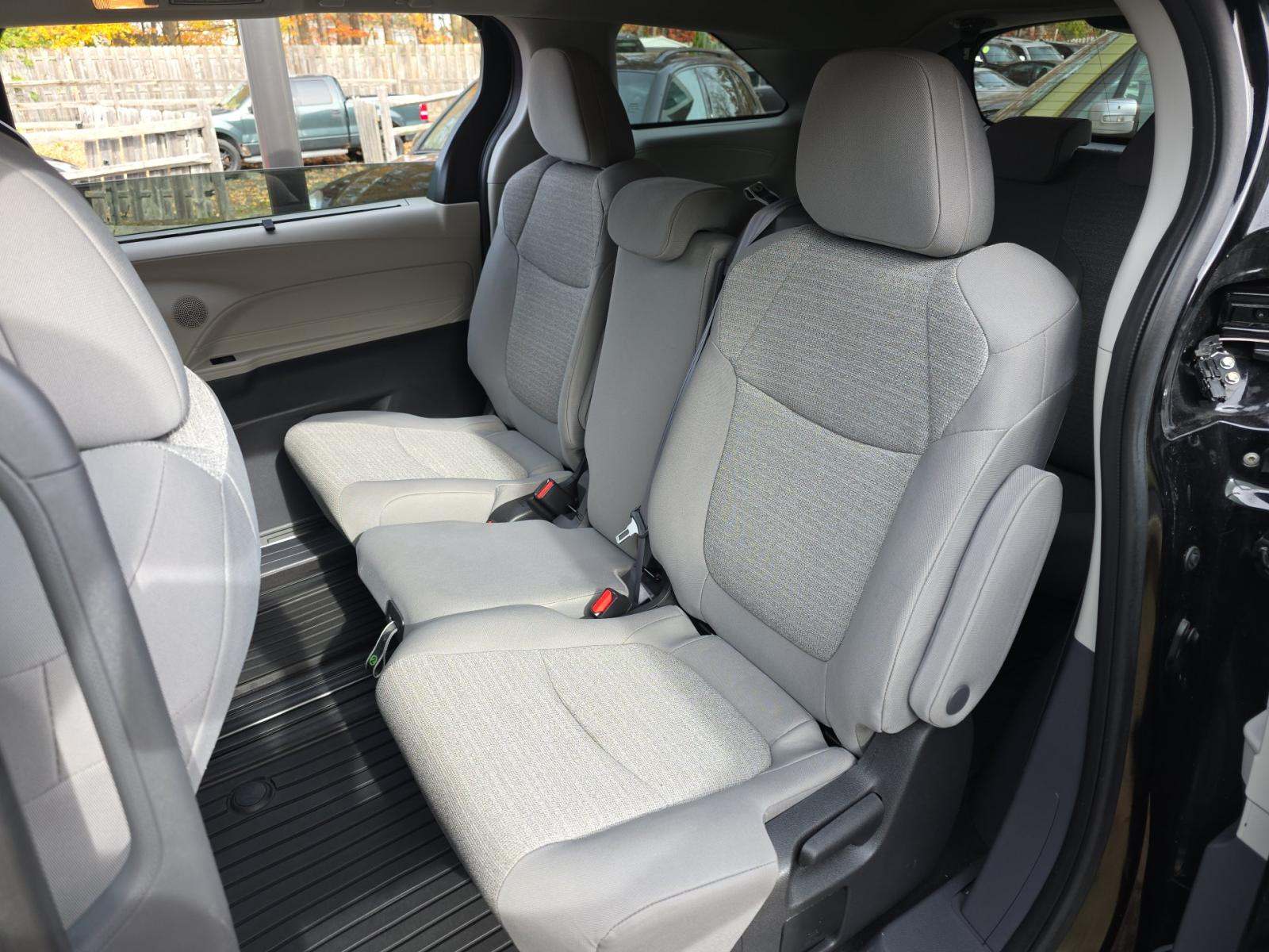 2022 Toyota Sienna LE FWD