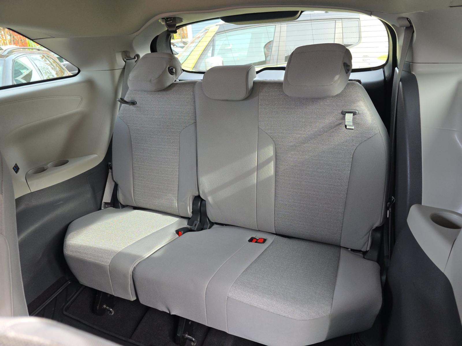 2022 Toyota Sienna LE FWD