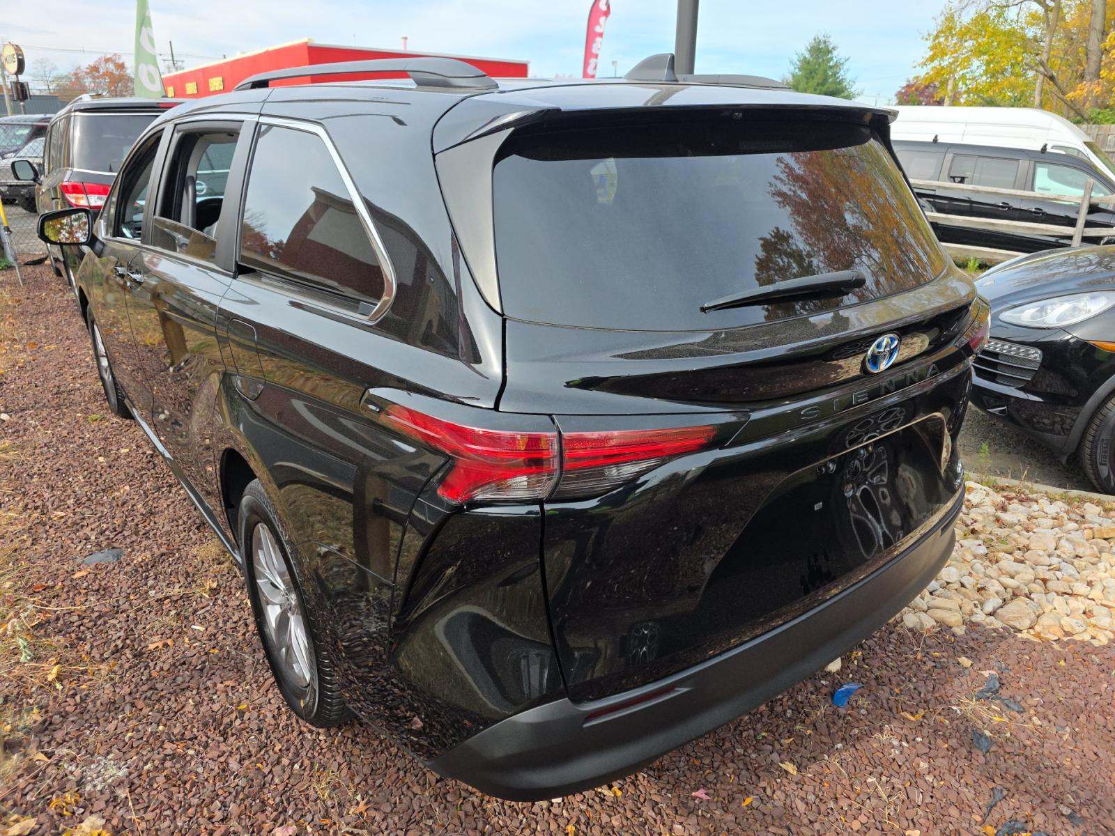2022 Toyota Sienna LE FWD