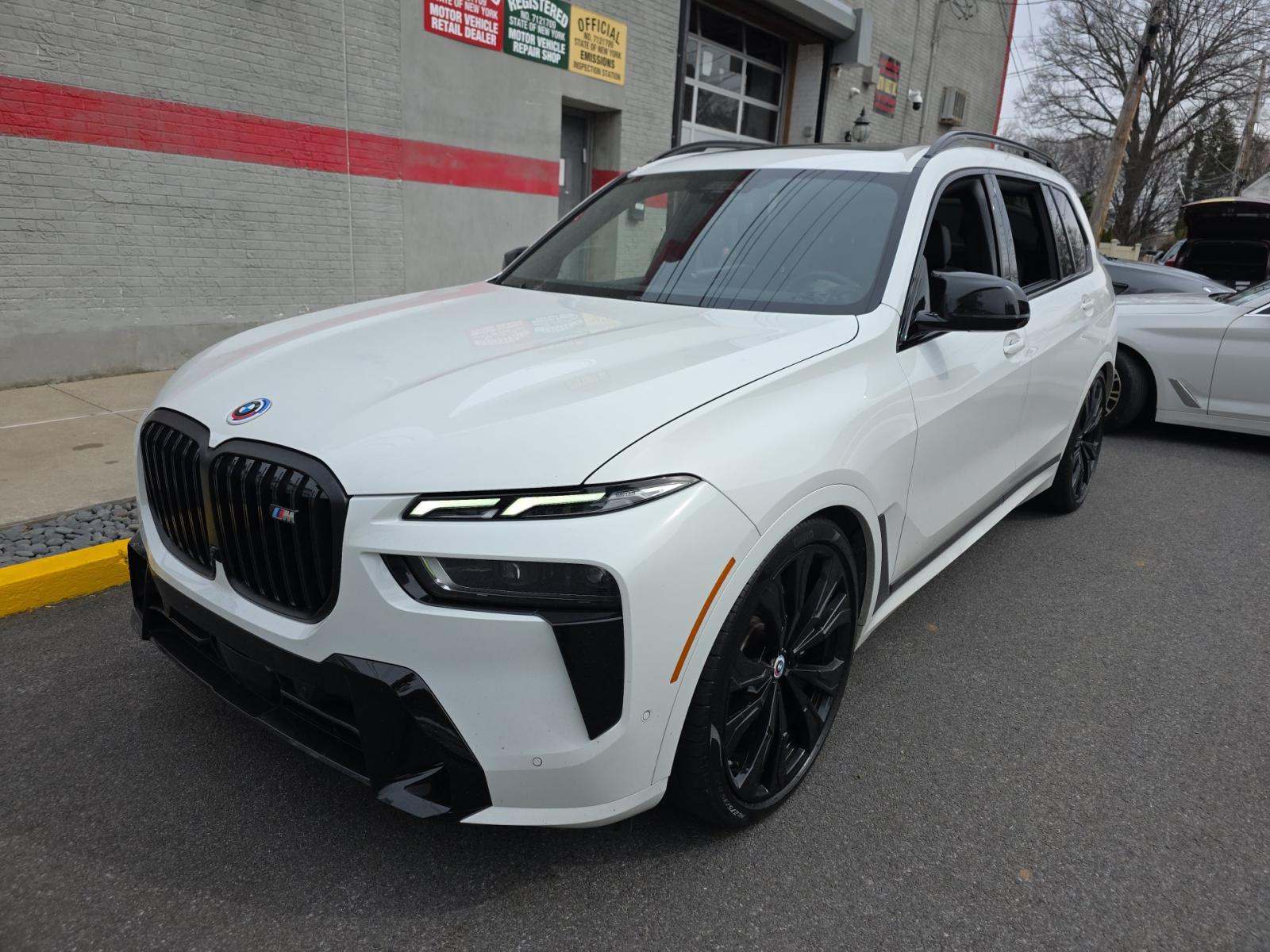 2023 BMW X7 M60i AWD