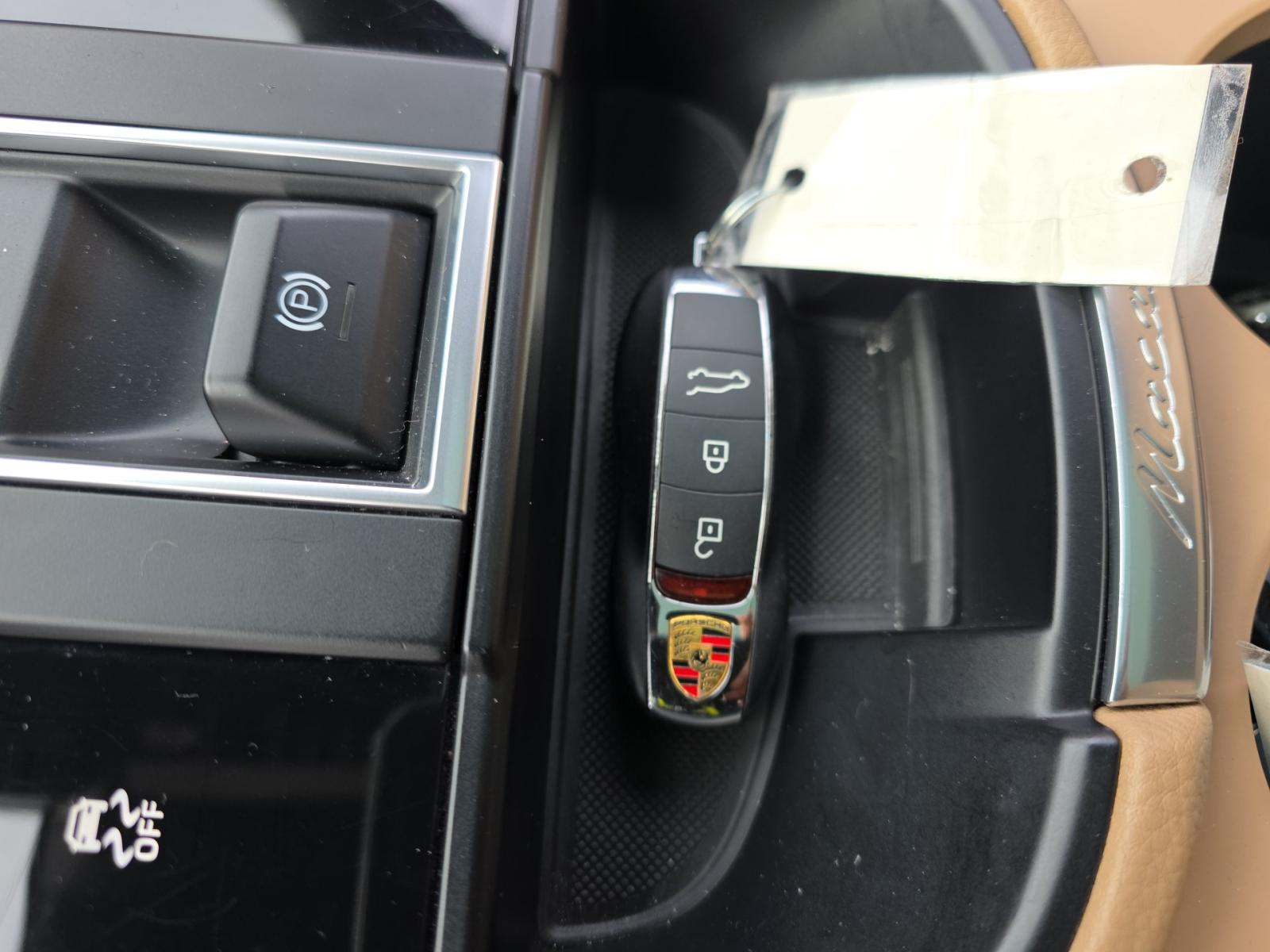 2022 Porsche Macan Base AWD