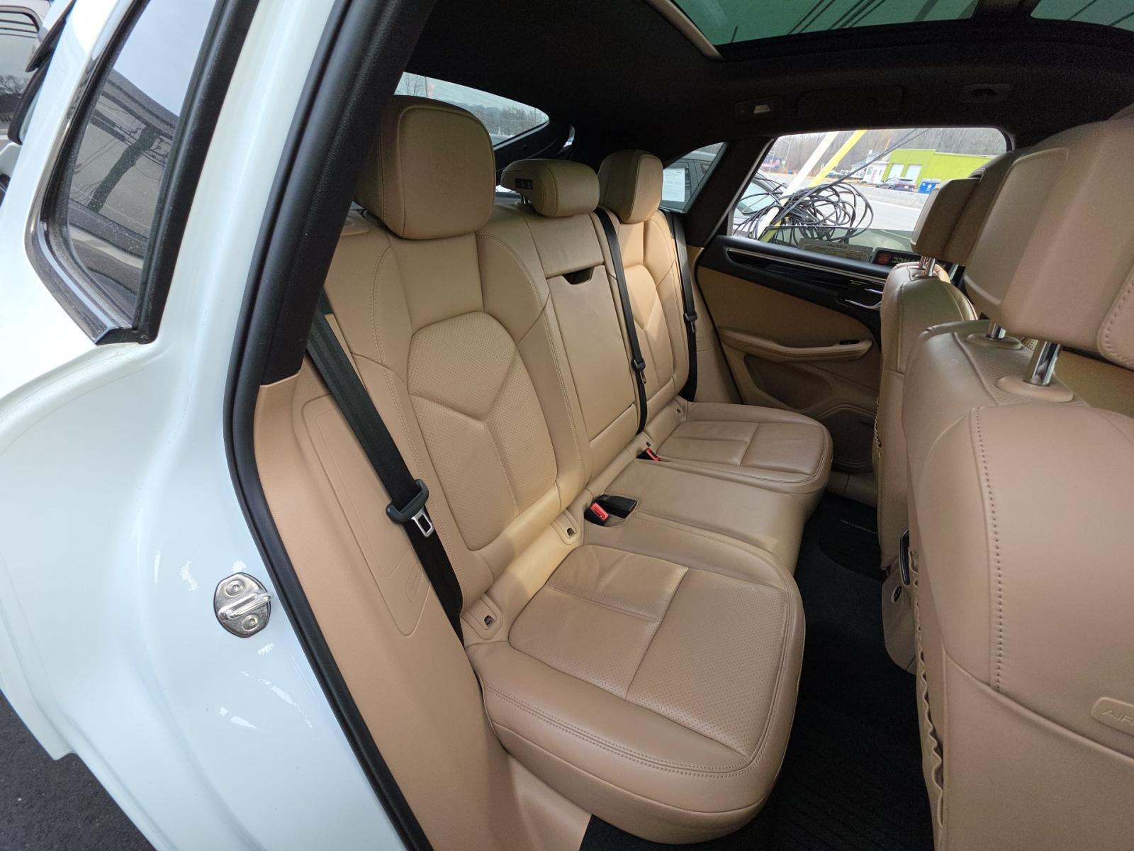 2022 Porsche Macan Base AWD