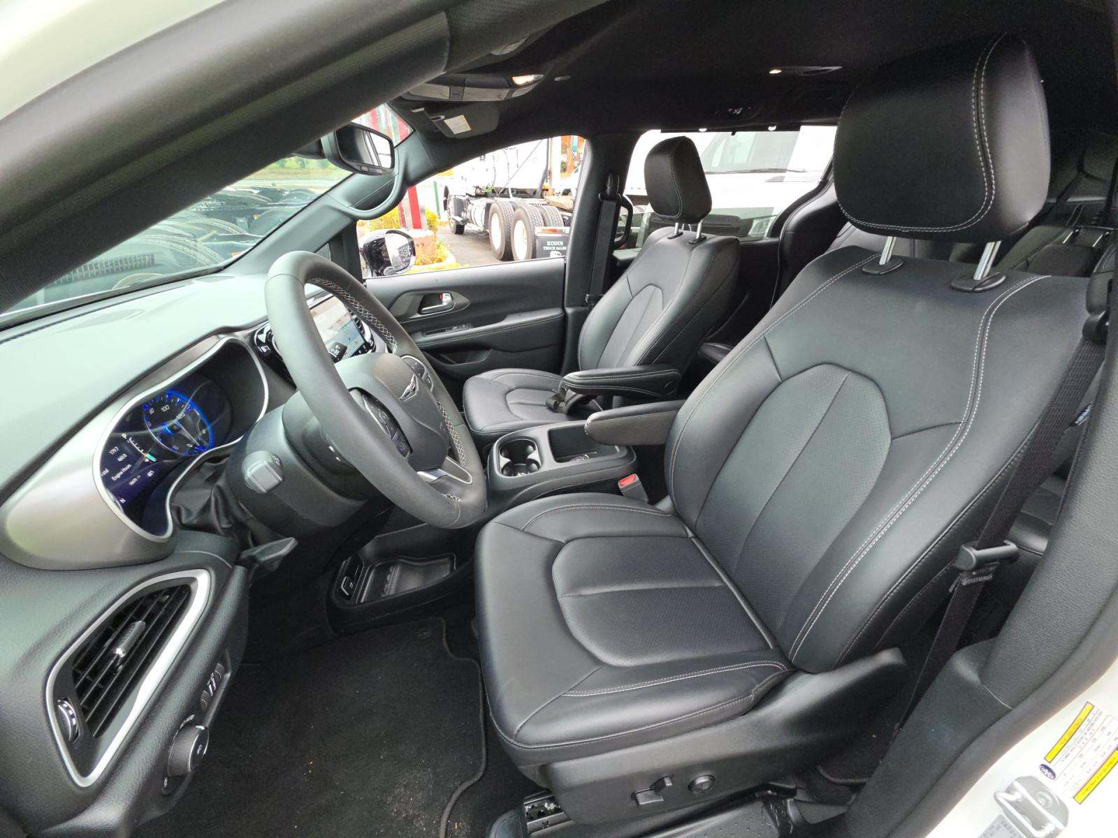 2025 Chrysler Pacifica Select FWD