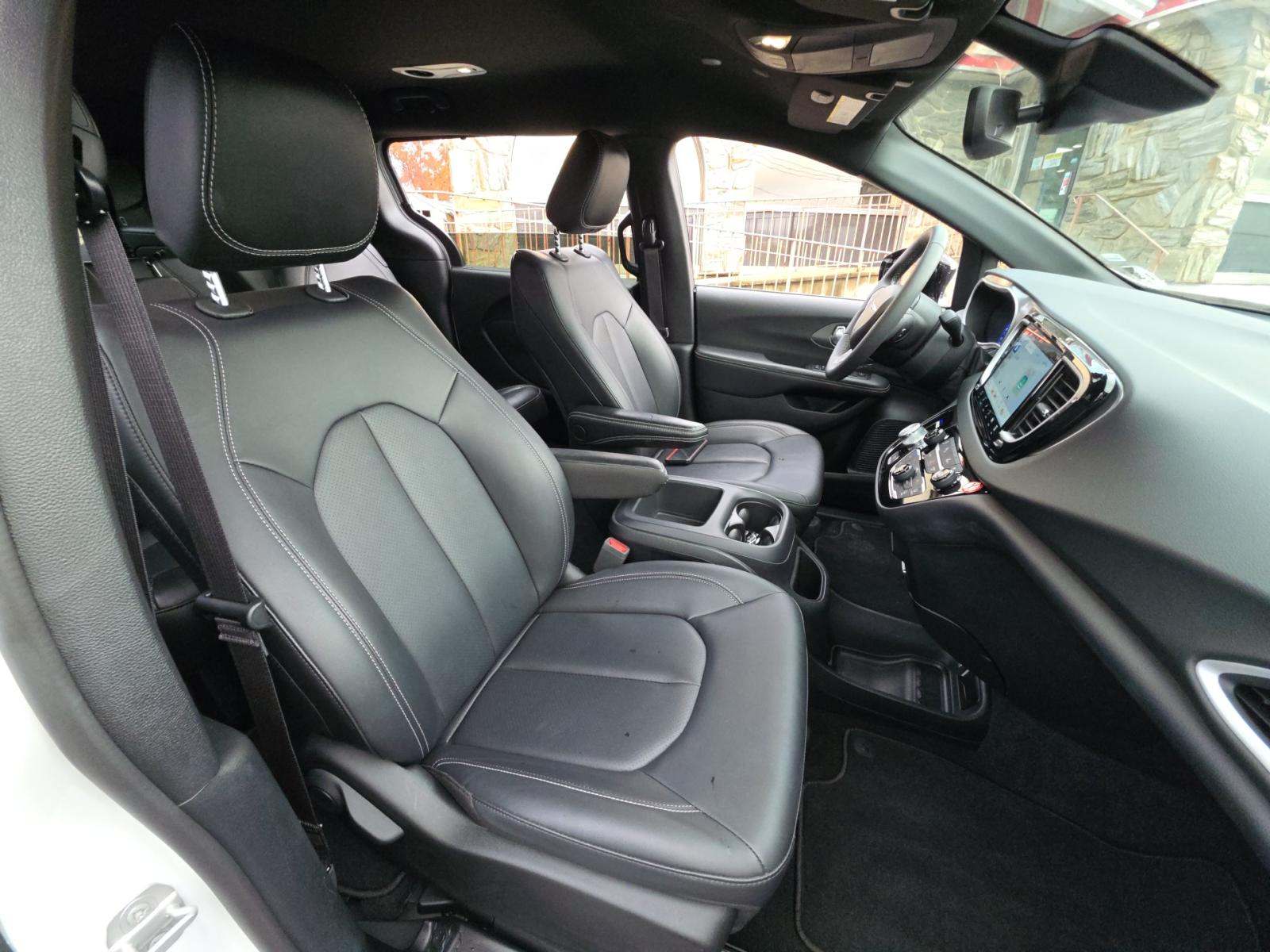 2025 Chrysler Pacifica Select FWD