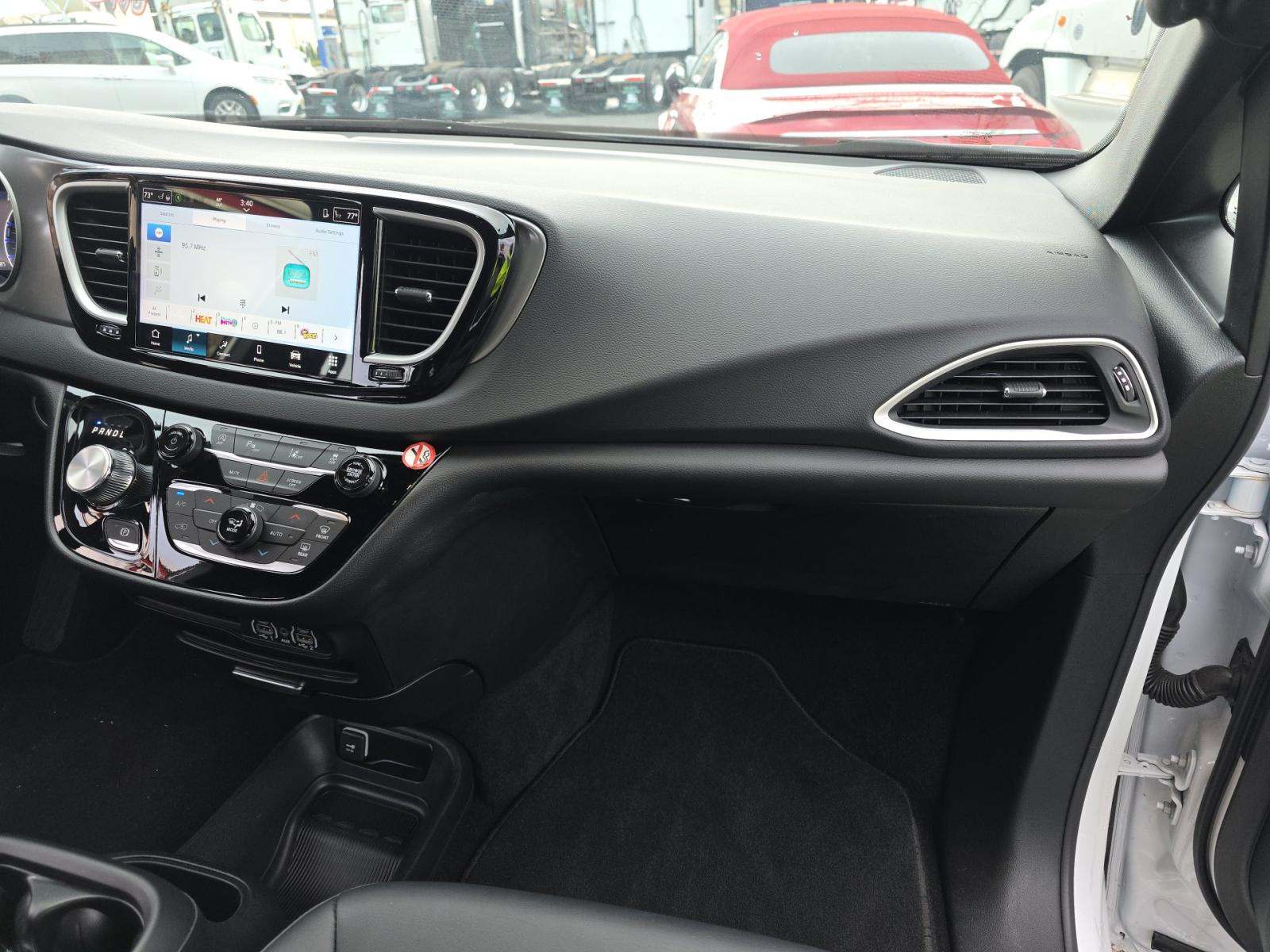 2025 Chrysler Pacifica Select FWD