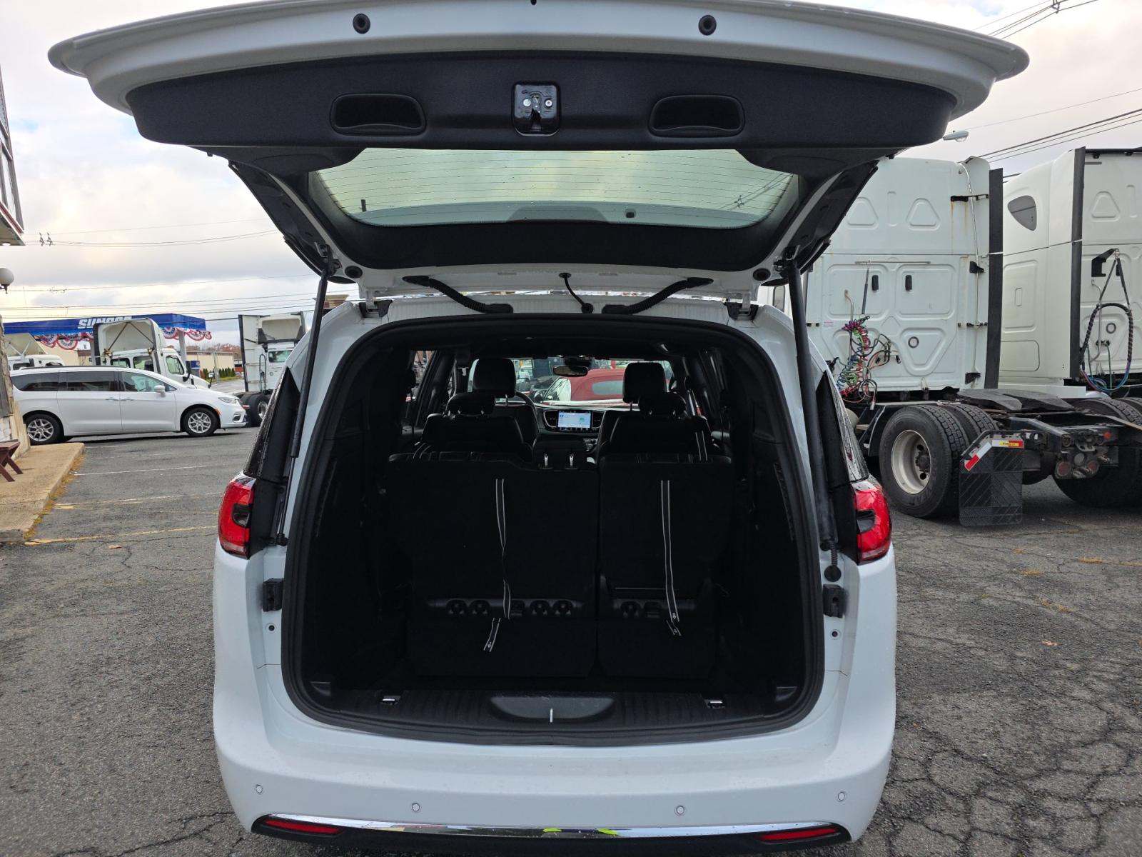 2025 Chrysler Pacifica Select FWD