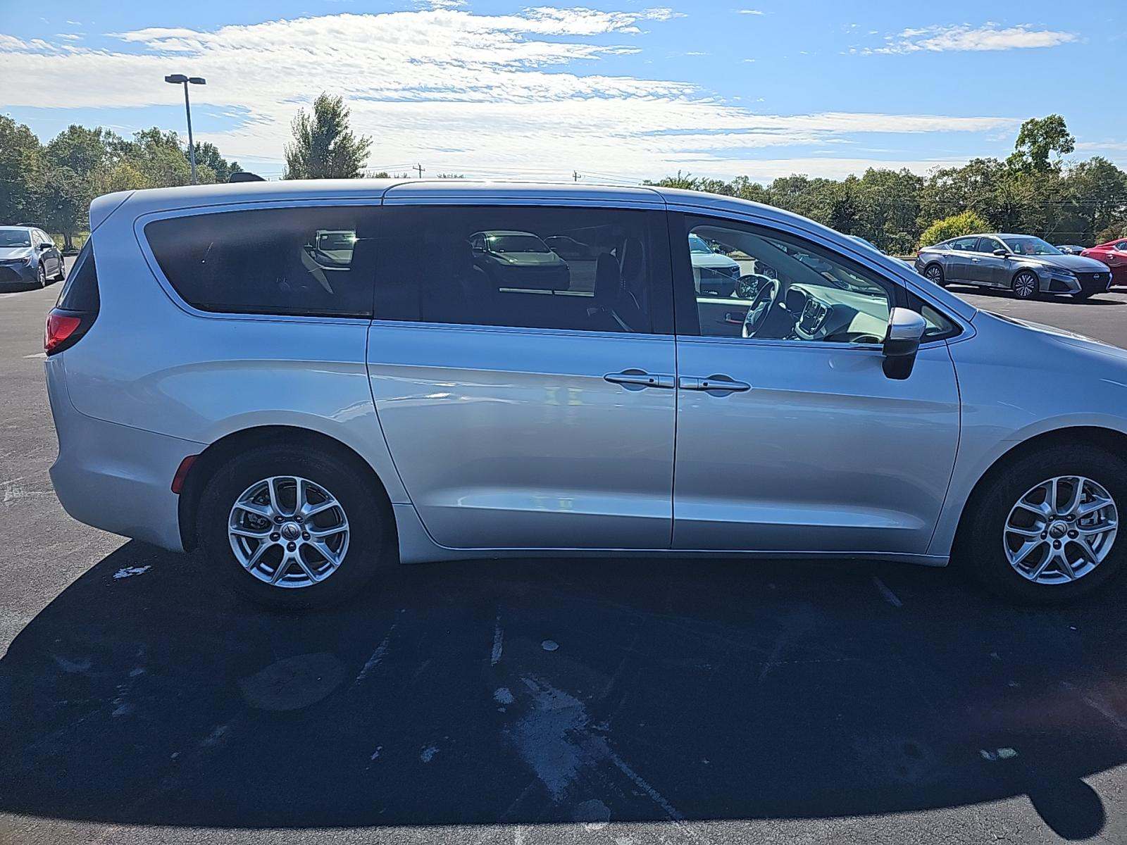 2023 Chrysler Pacifica Touring L FWD