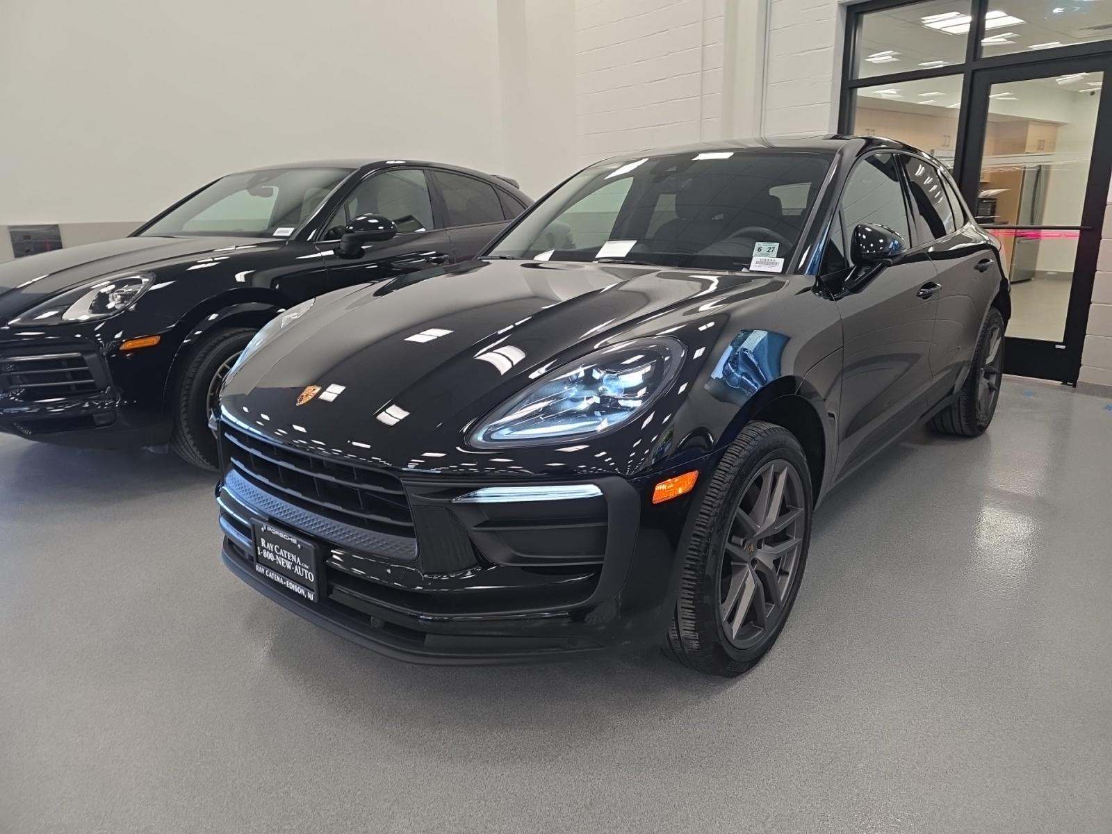 2022 Porsche Macan Base AWD