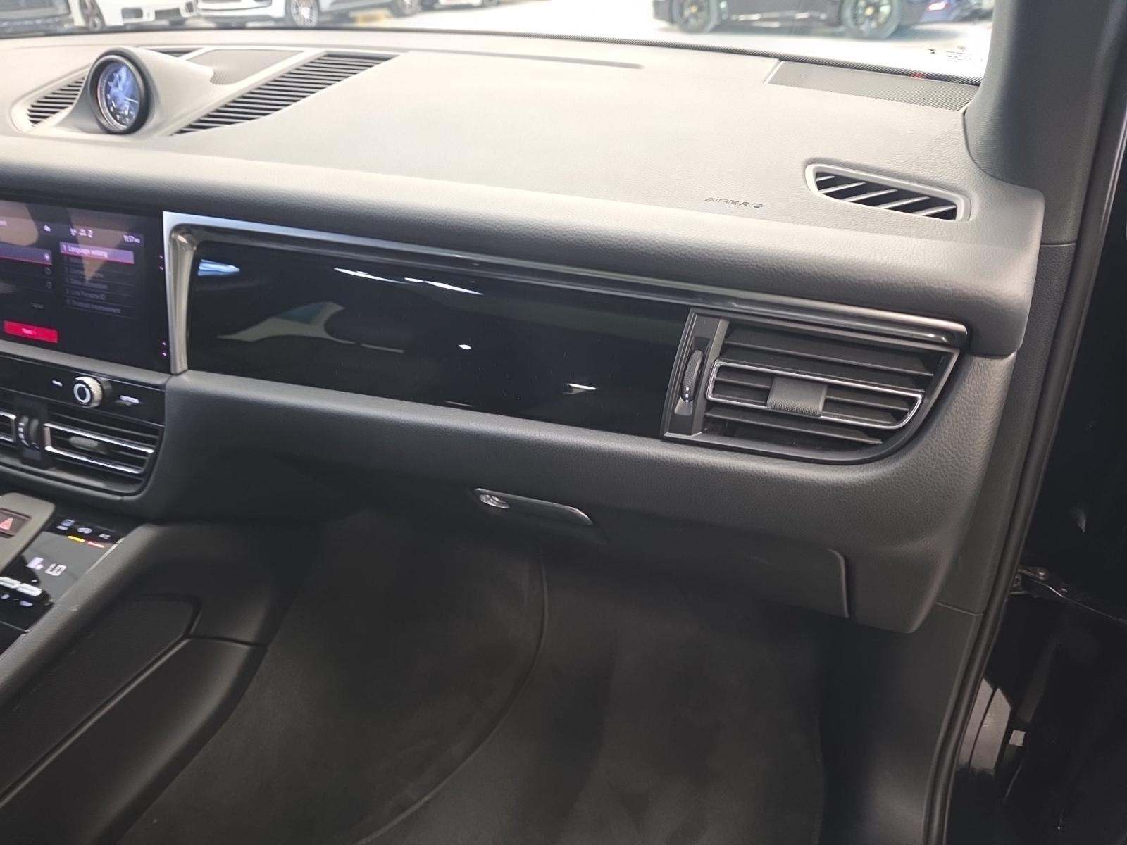 2022 Porsche Macan Base AWD