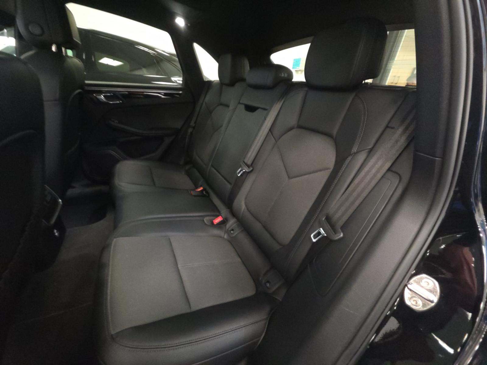 2022 Porsche Macan Base AWD