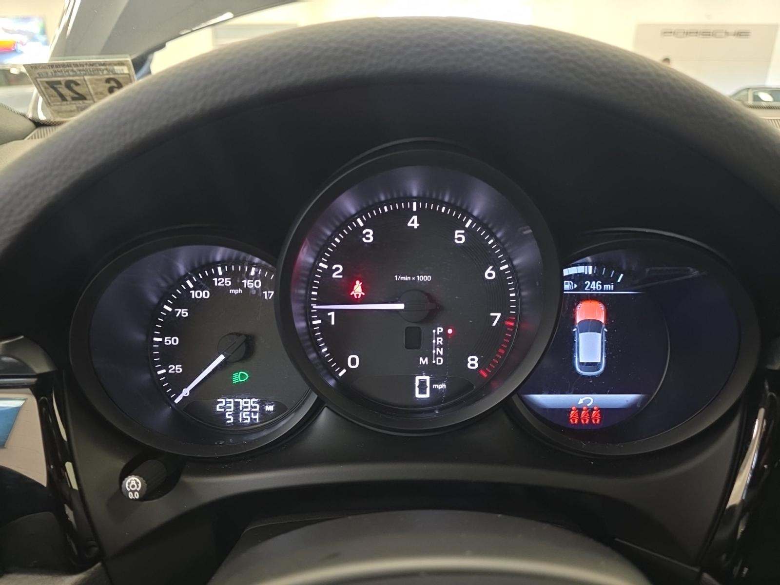 2022 Porsche Macan Base AWD