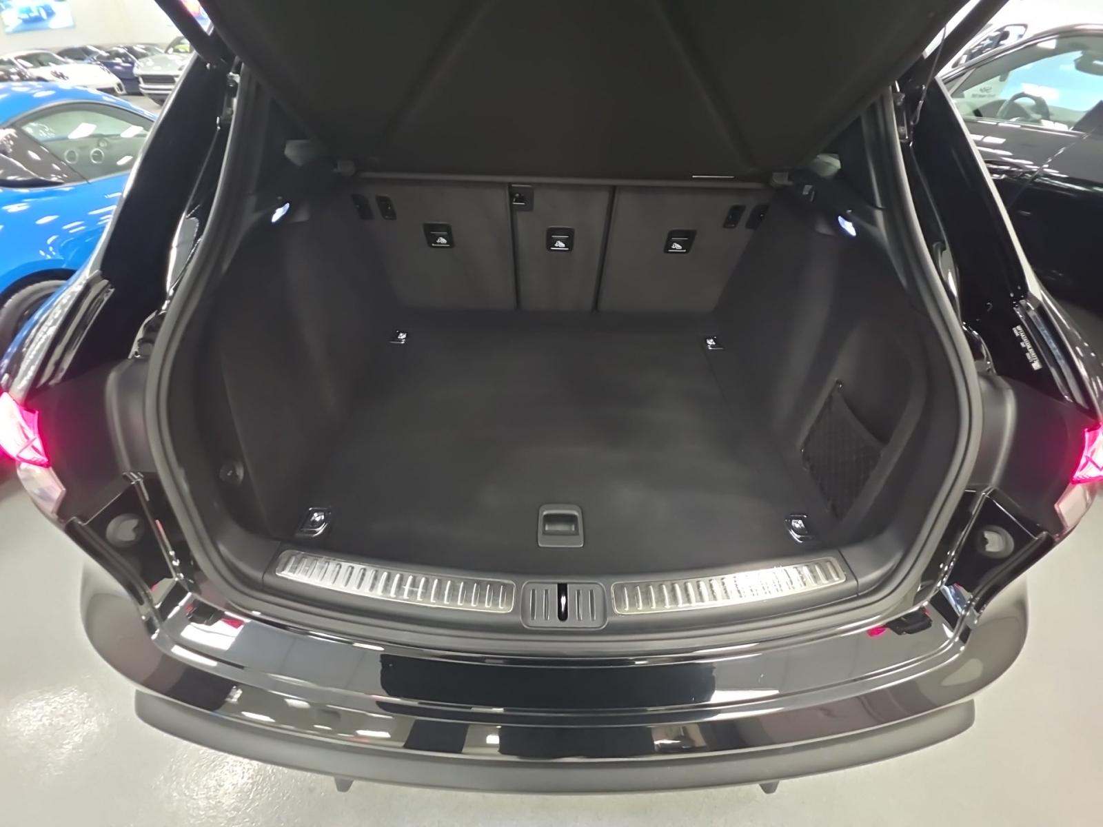 2022 Porsche Macan Base AWD