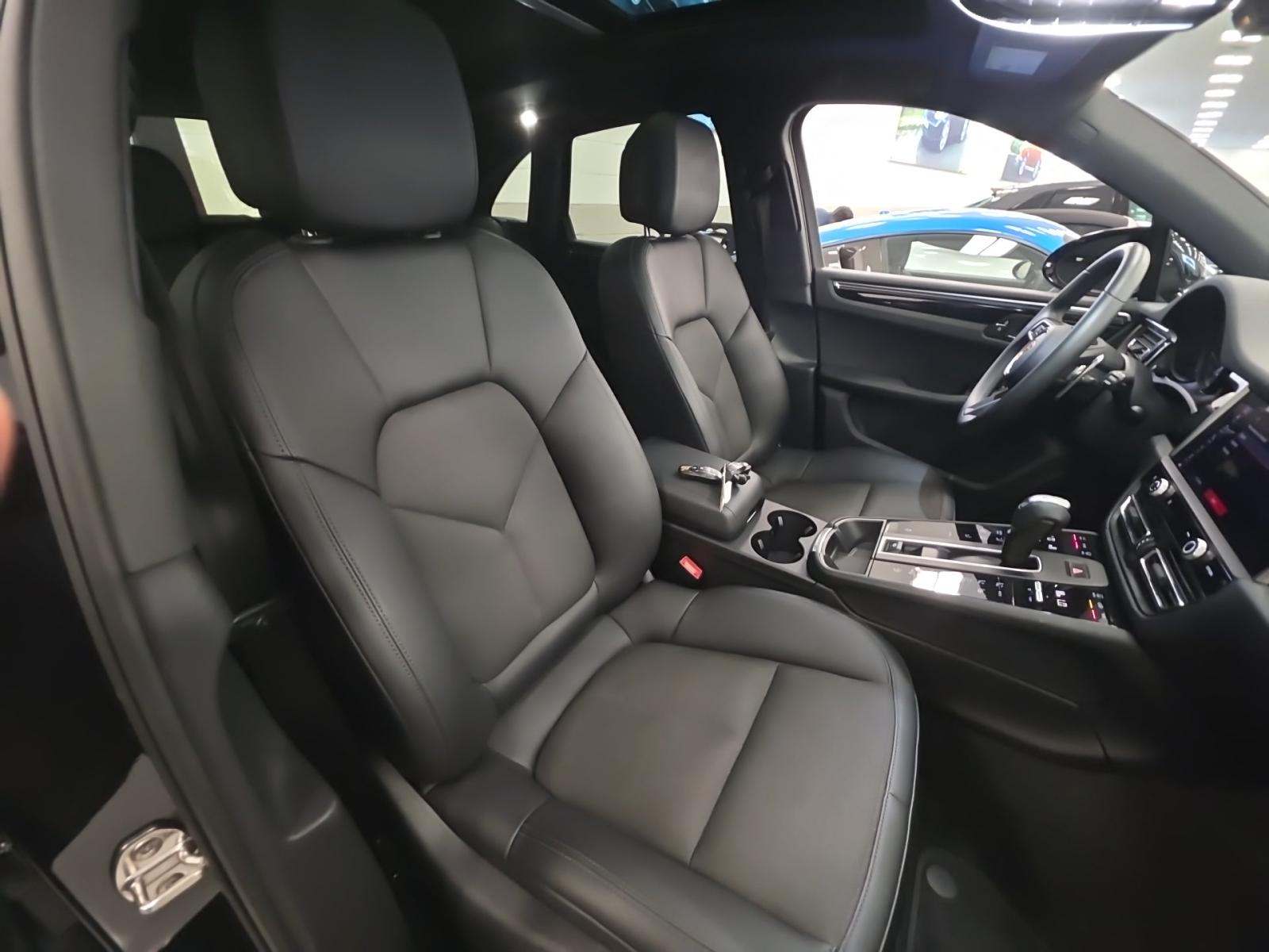 2022 Porsche Macan Base AWD