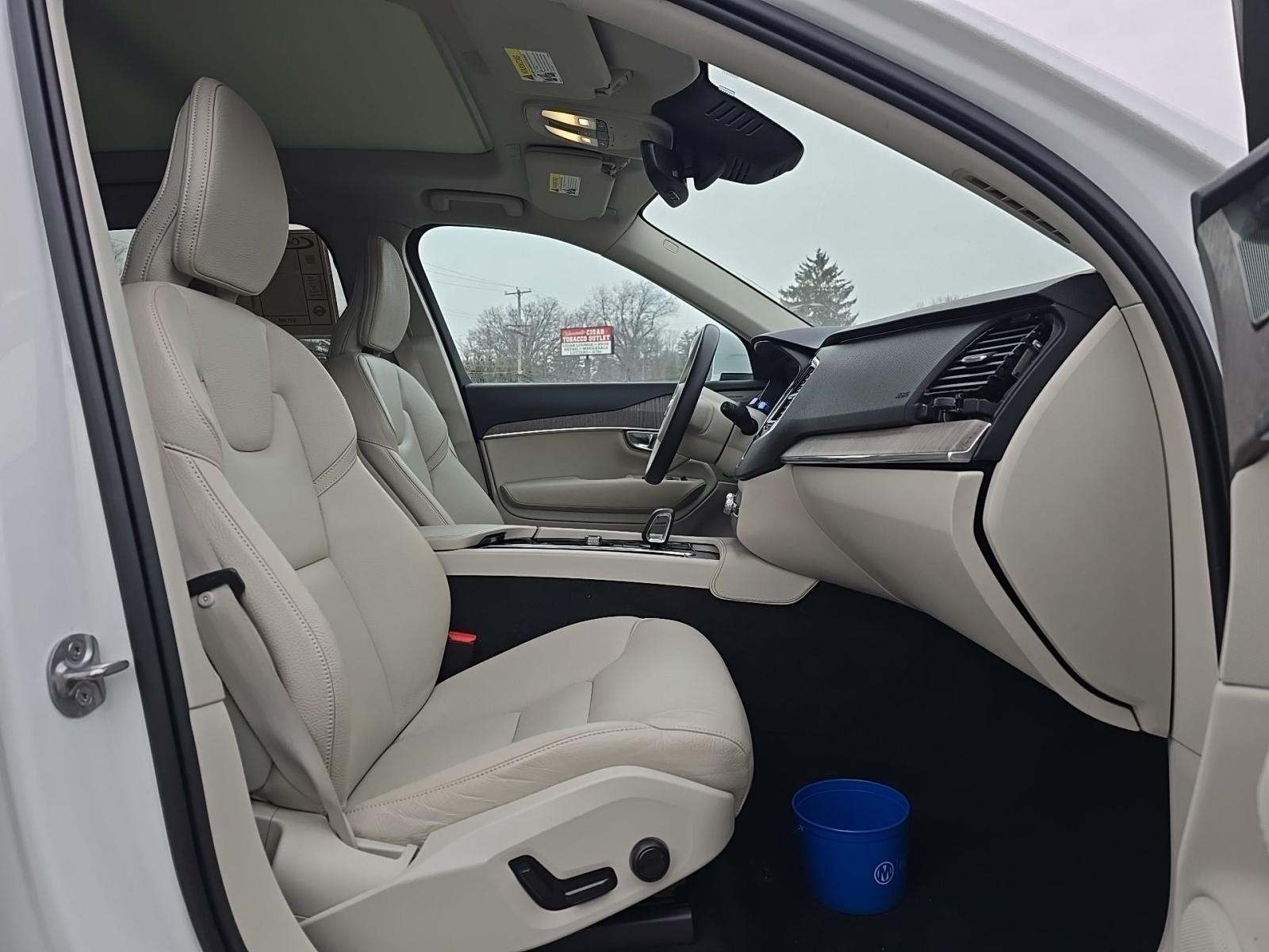 2023 Volvo XC90 B6 Plus AWD