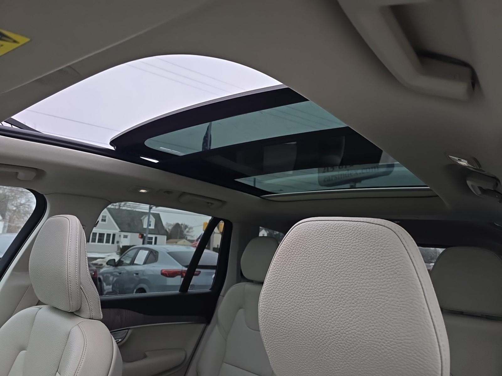 2023 Volvo XC90 B6 Plus AWD