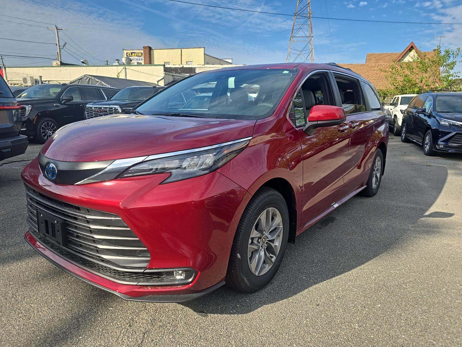 2025 Toyota Sienna XLE FWD