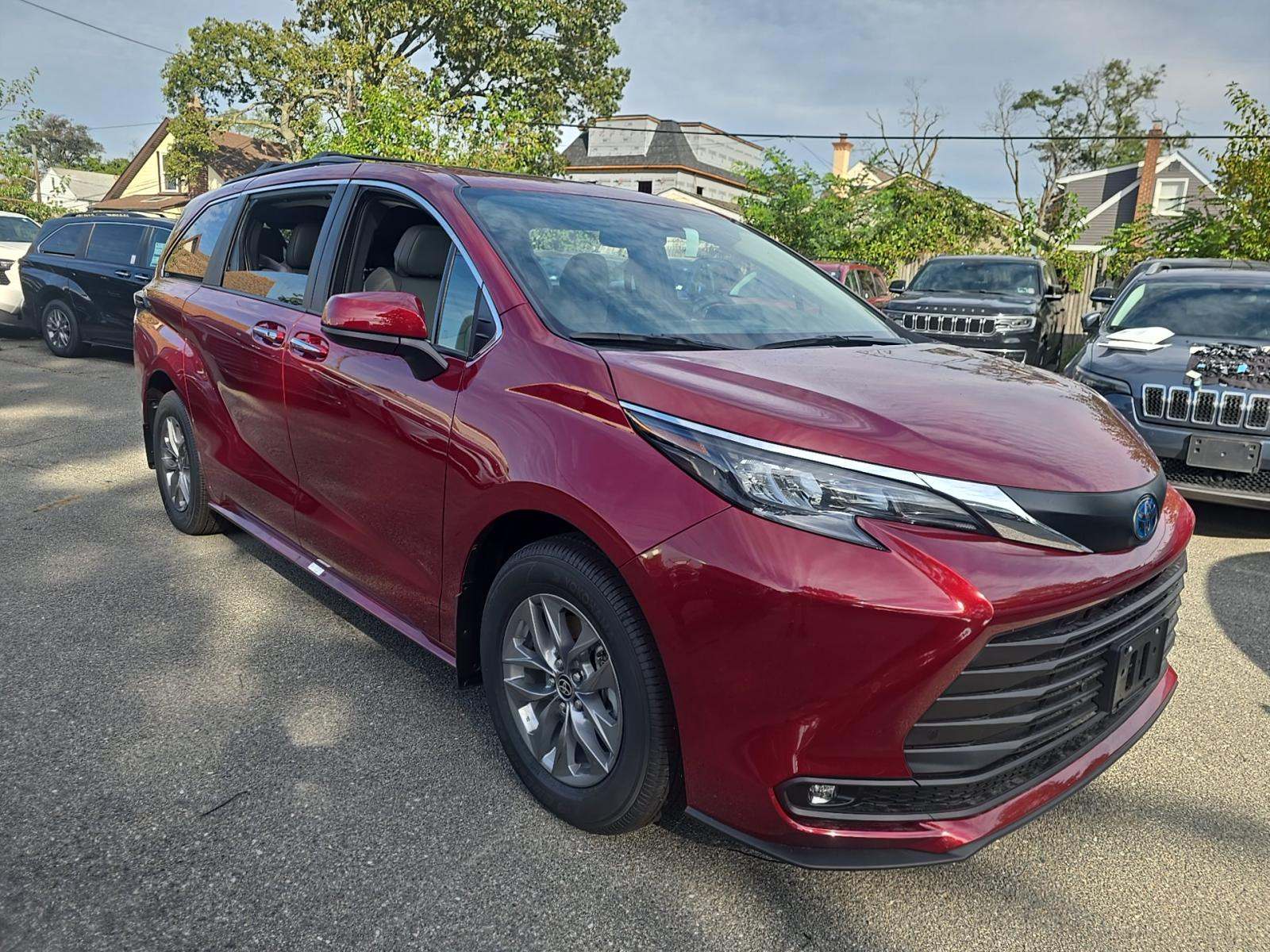 2025 Toyota Sienna XLE FWD