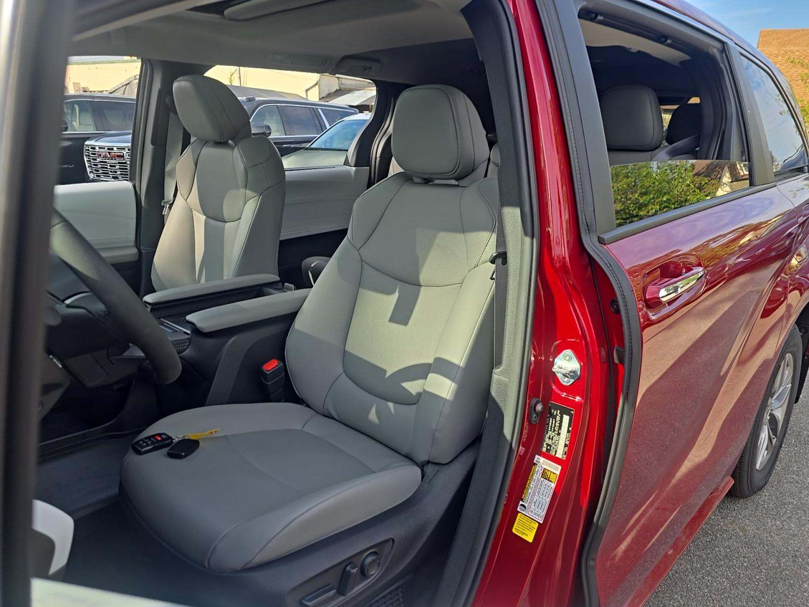 2025 Toyota Sienna XLE FWD