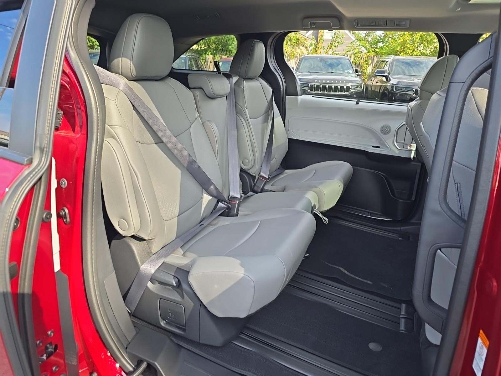 2025 Toyota Sienna XLE FWD