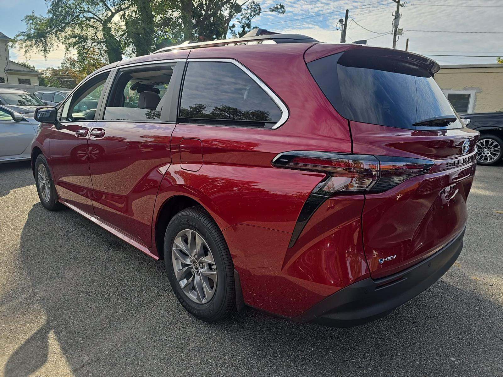 2025 Toyota Sienna XLE FWD