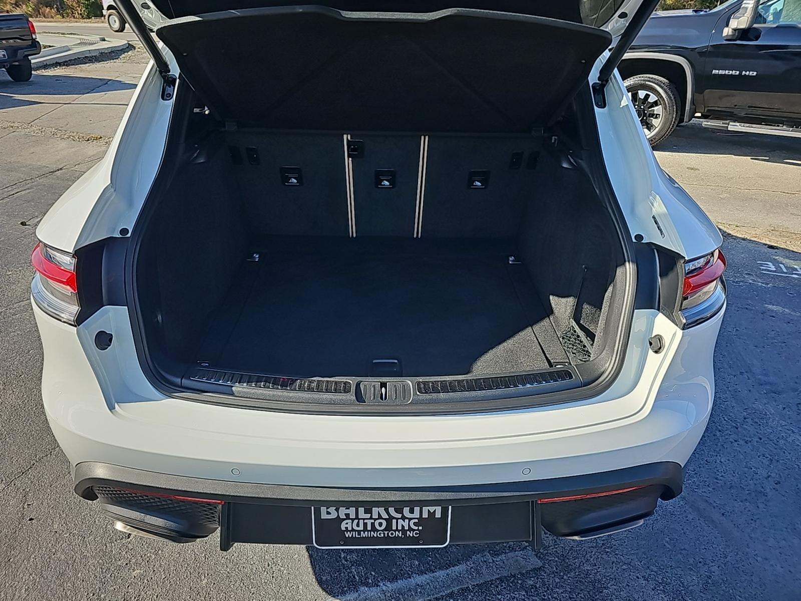 2022 Porsche Macan Base AWD