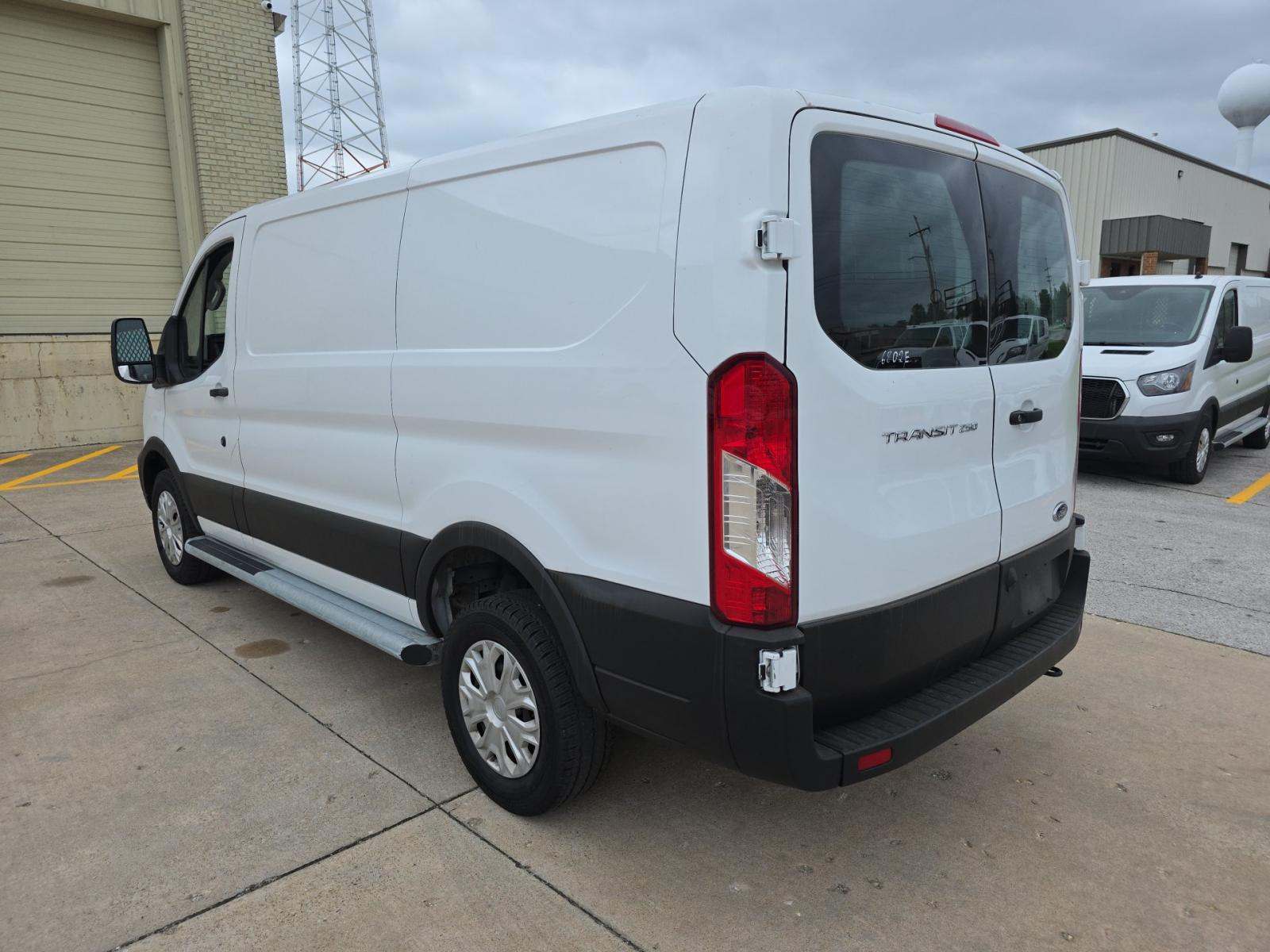 FORD TRANSIT 250 - 2