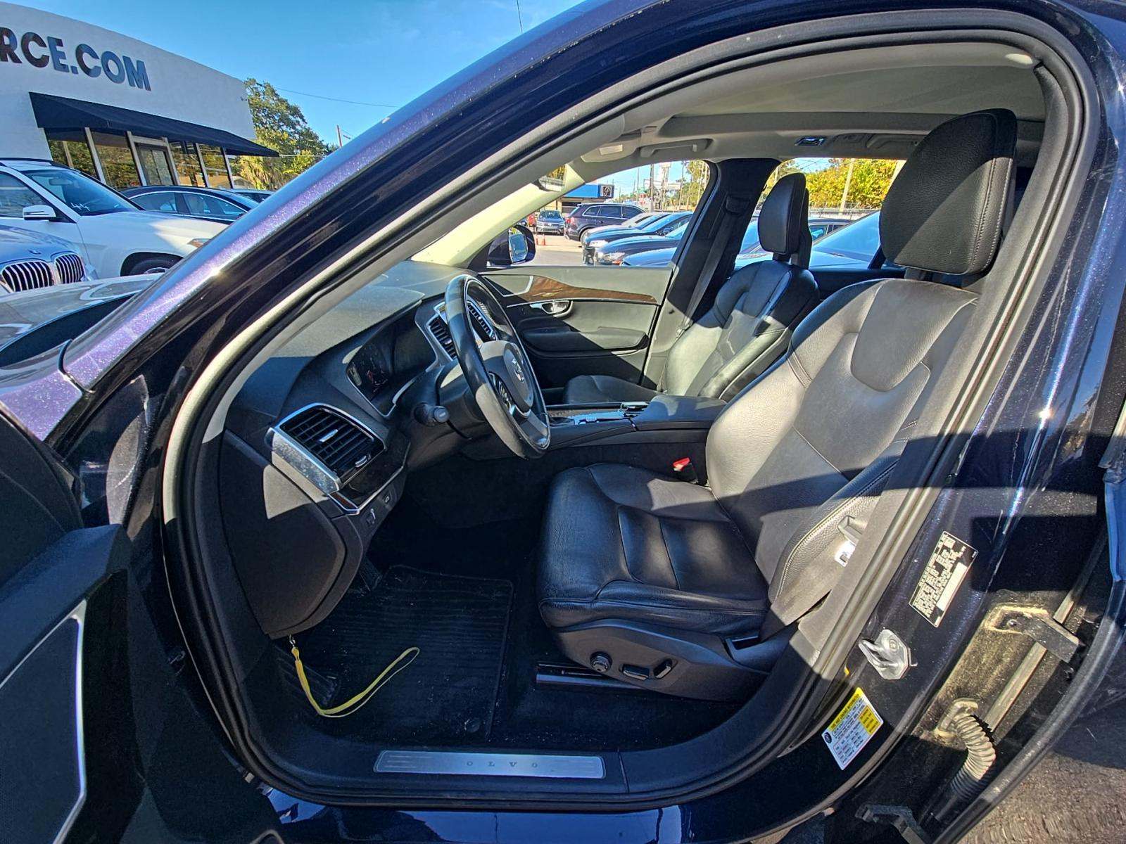 2016 Volvo XC90 T6 Momentum AWD