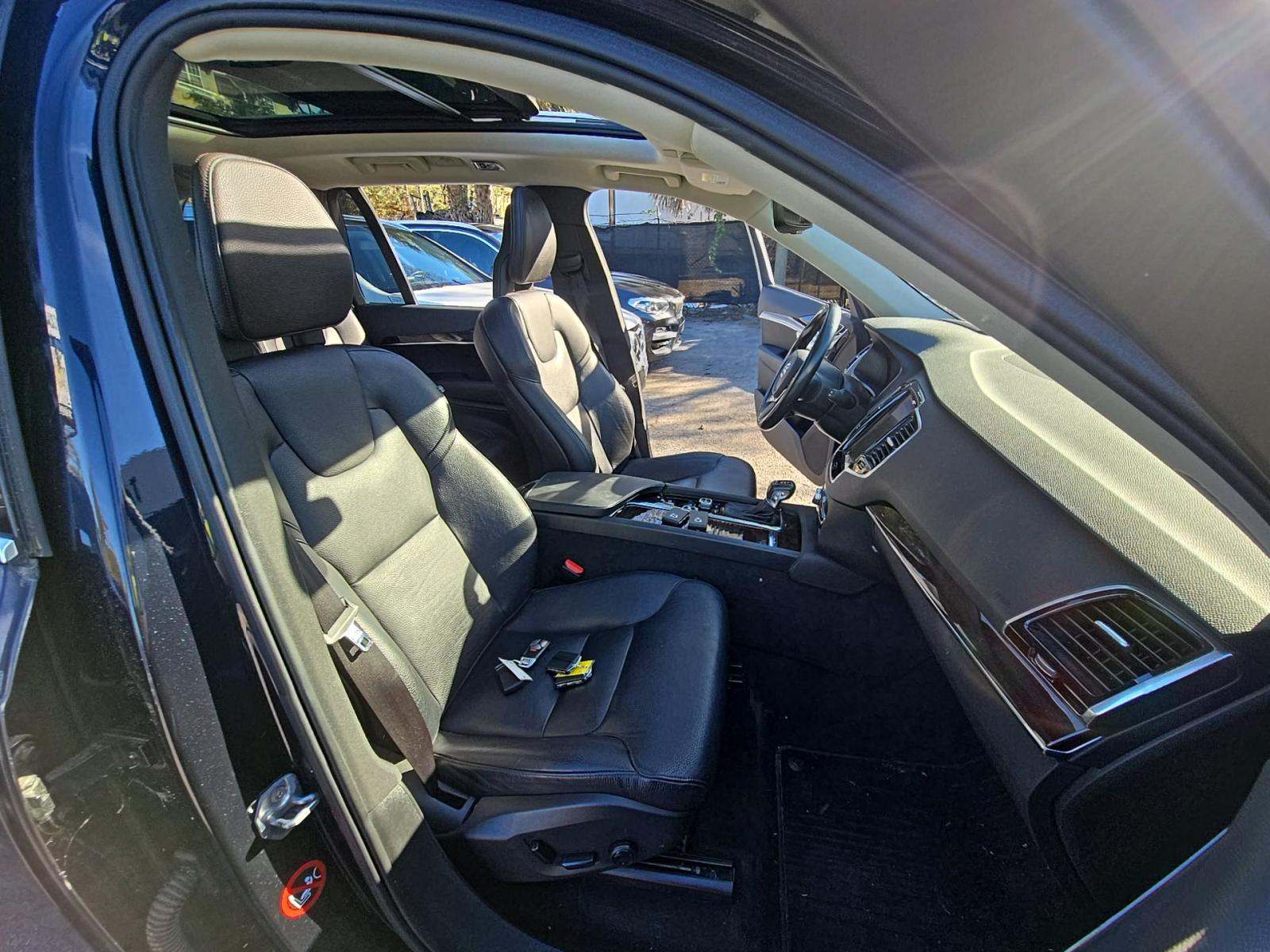 2016 Volvo XC90 T6 Momentum AWD