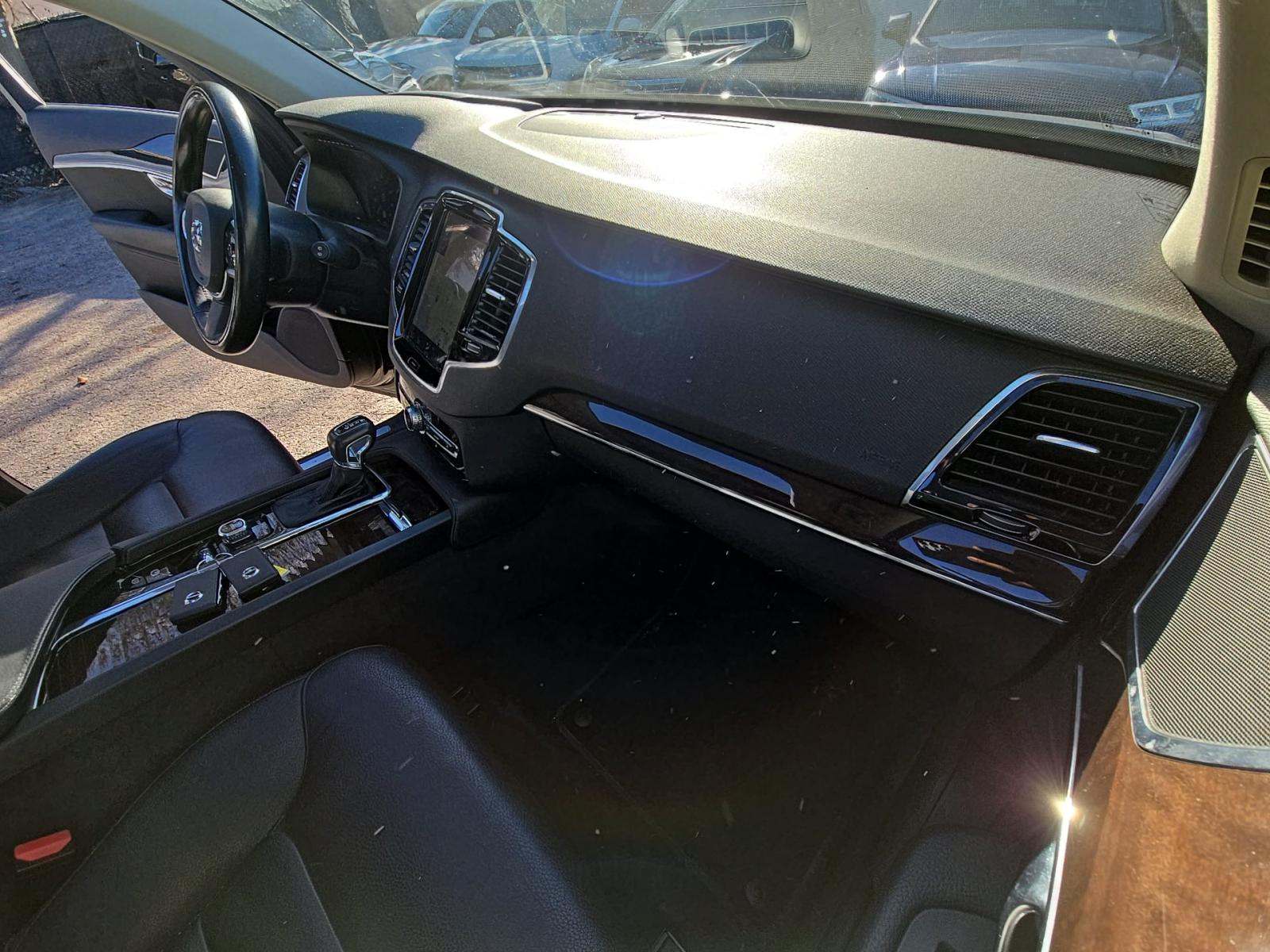 2016 Volvo XC90 T6 Momentum AWD