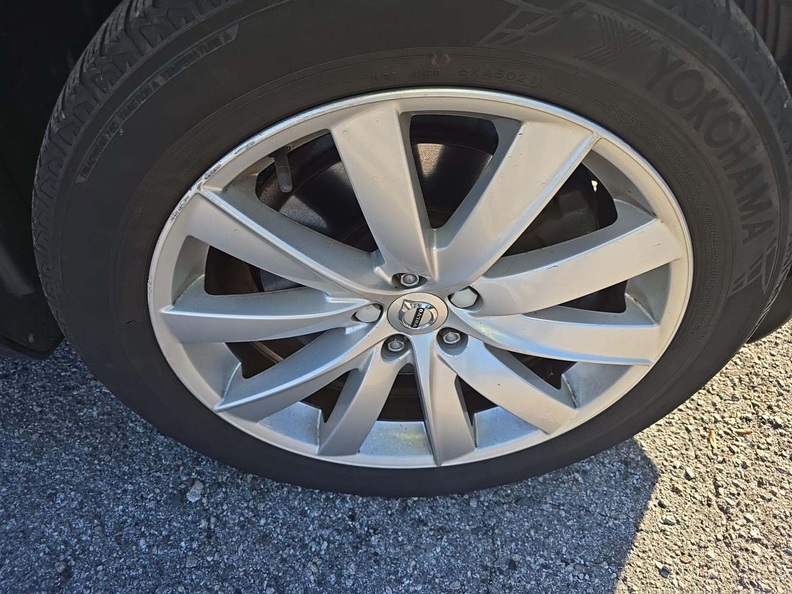 2016 Volvo XC90 T6 Momentum AWD