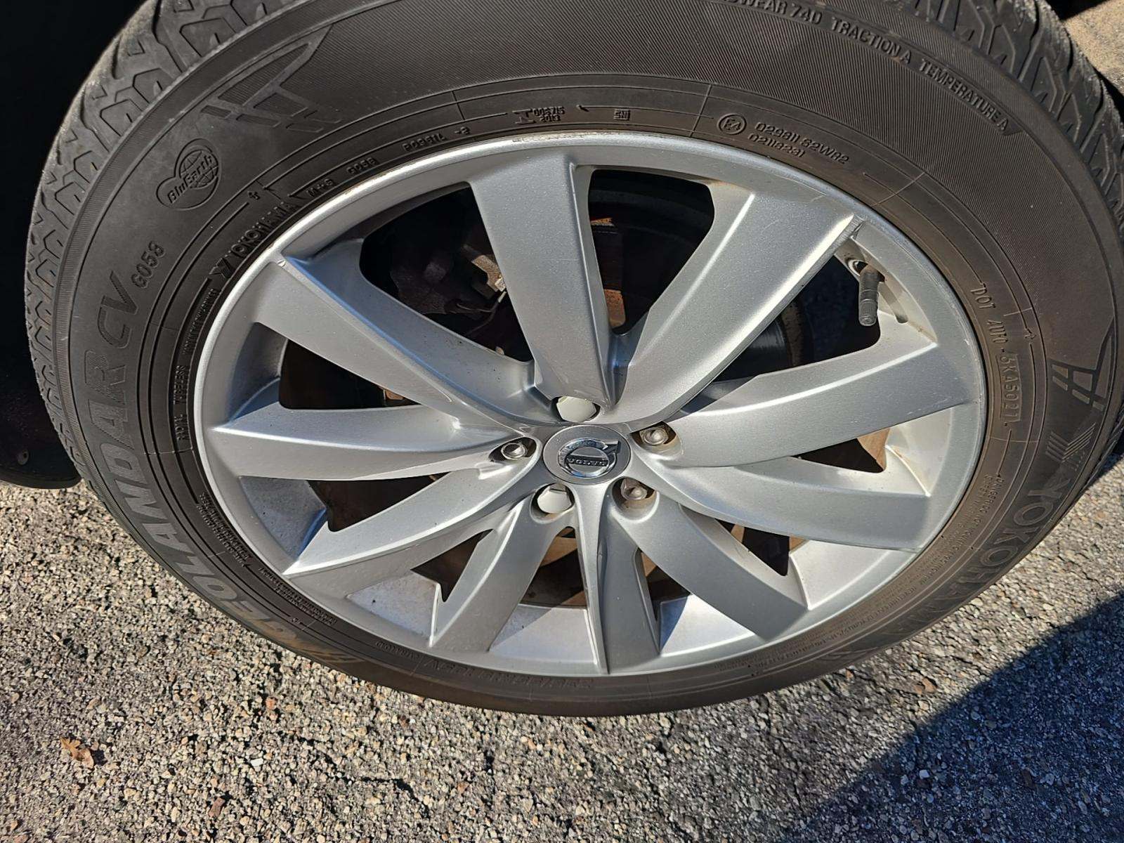 2016 Volvo XC90 T6 Momentum AWD