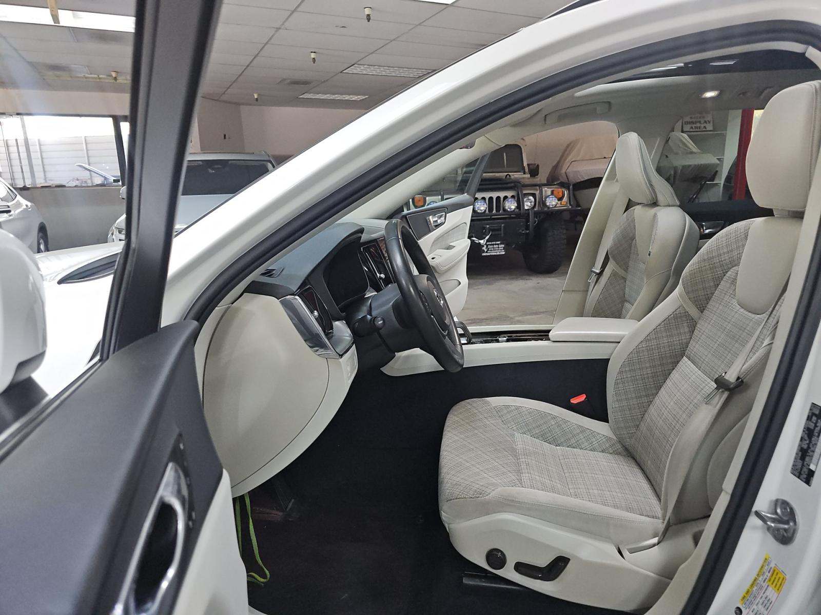 2022 Volvo XC60 B5 Momentum AWD