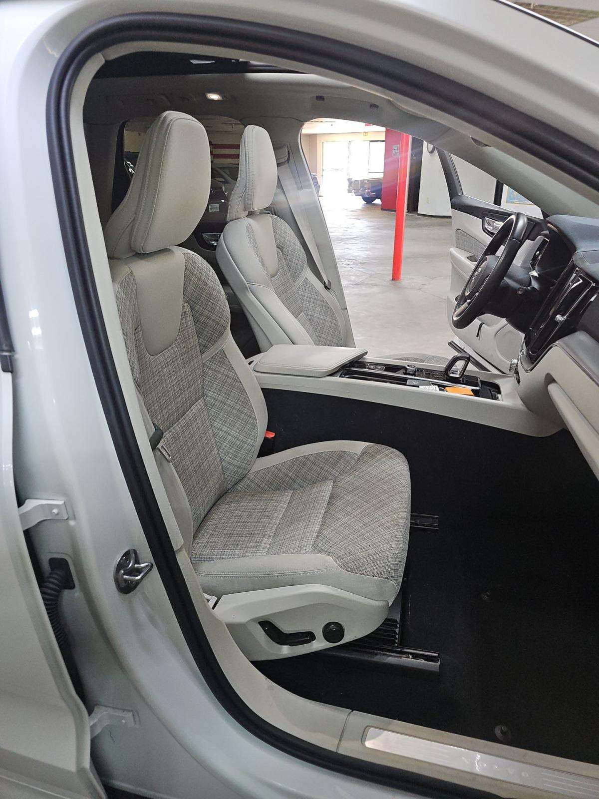 2022 Volvo XC60 B5 Momentum AWD