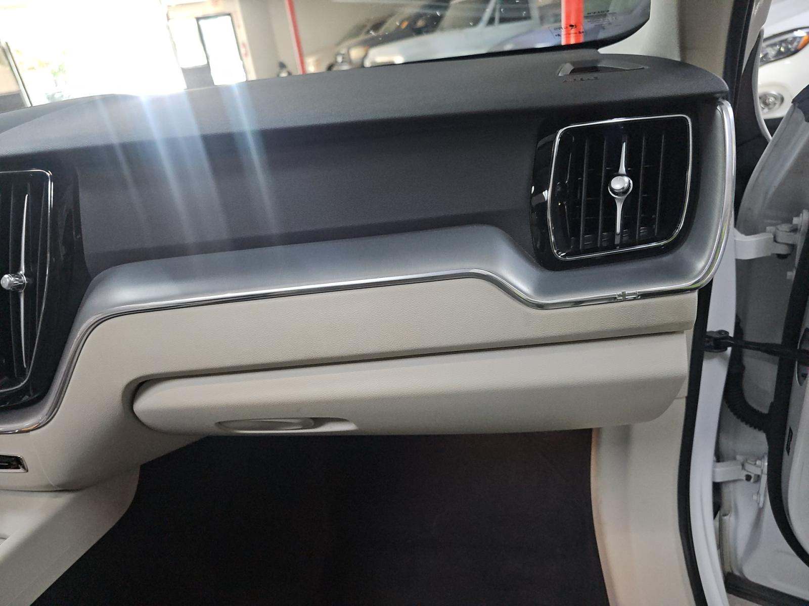 2022 Volvo XC60 B5 Momentum AWD