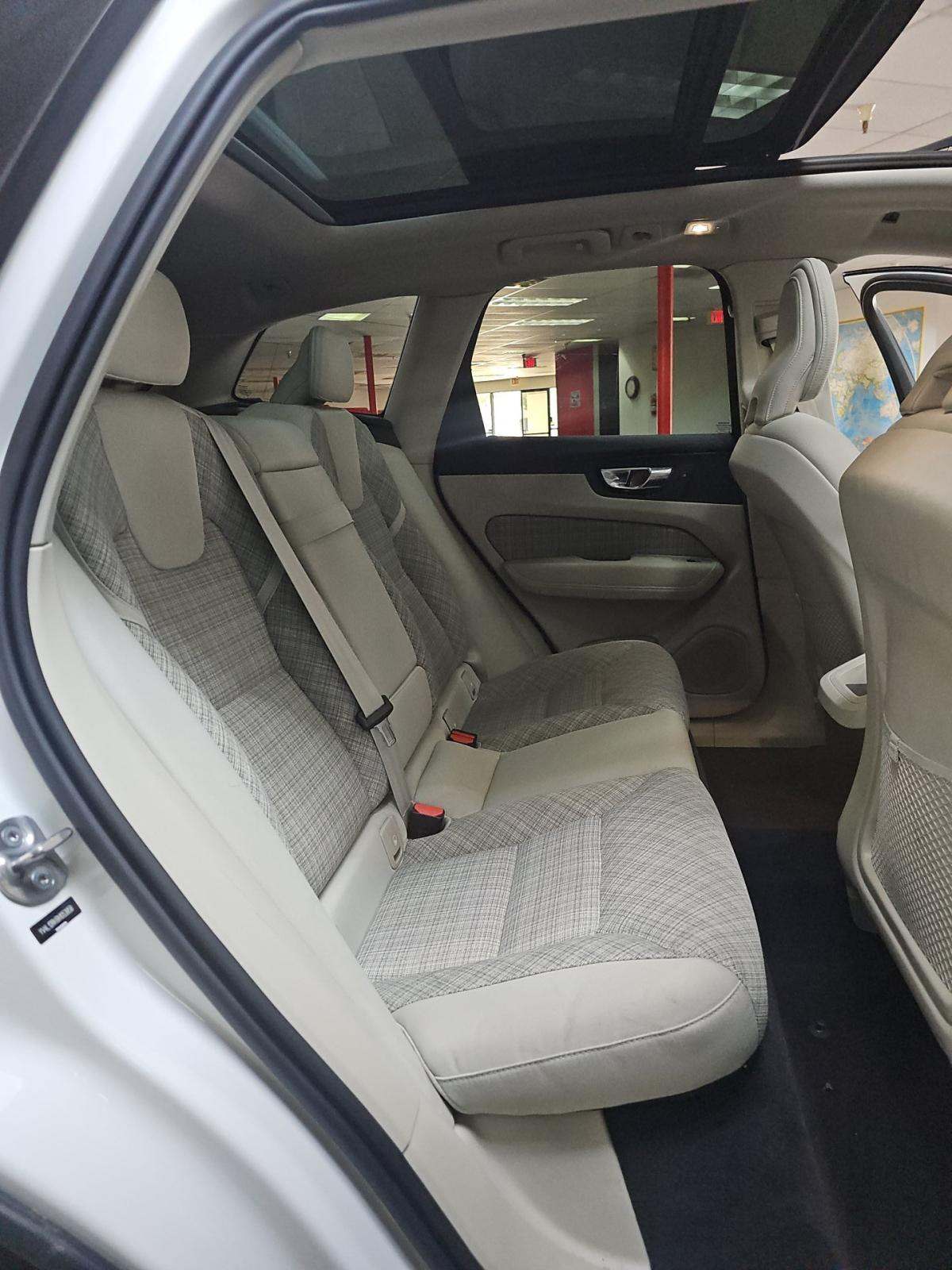 2022 Volvo XC60 B5 Momentum AWD