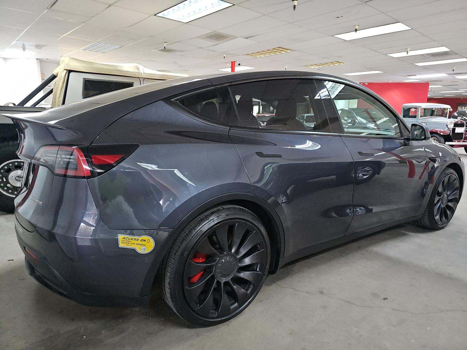 TESLA MODEL Y - 3