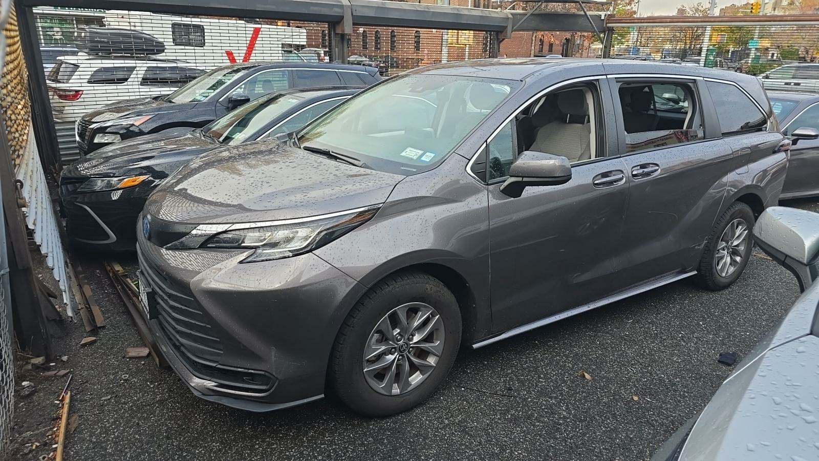 2022 Toyota Sienna LE 8-Passenger 120.5