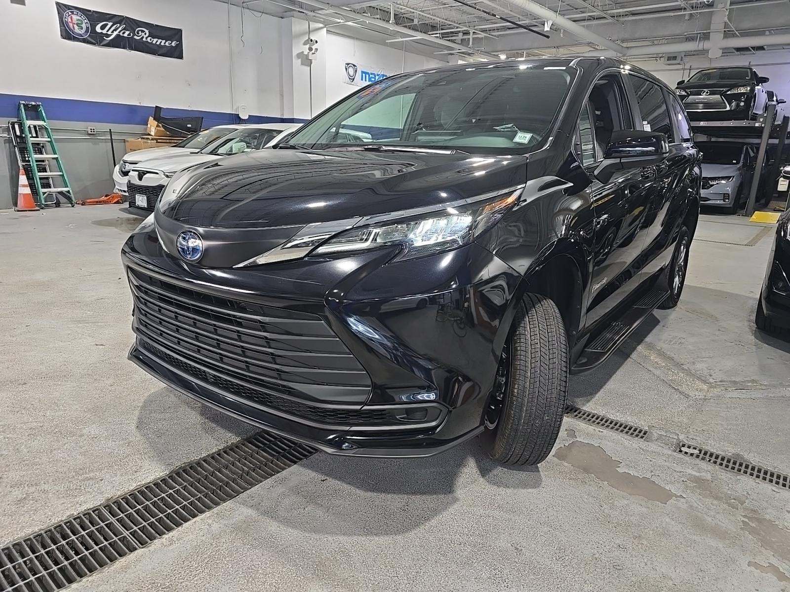 2025 Toyota Sienna LE FWD