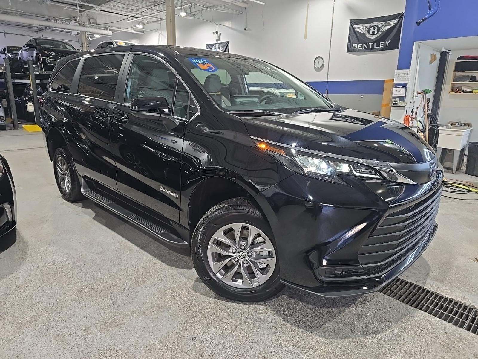 2025 Toyota Sienna LE FWD