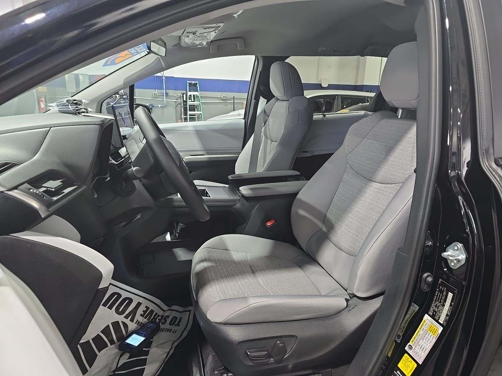 2025 Toyota Sienna LE FWD