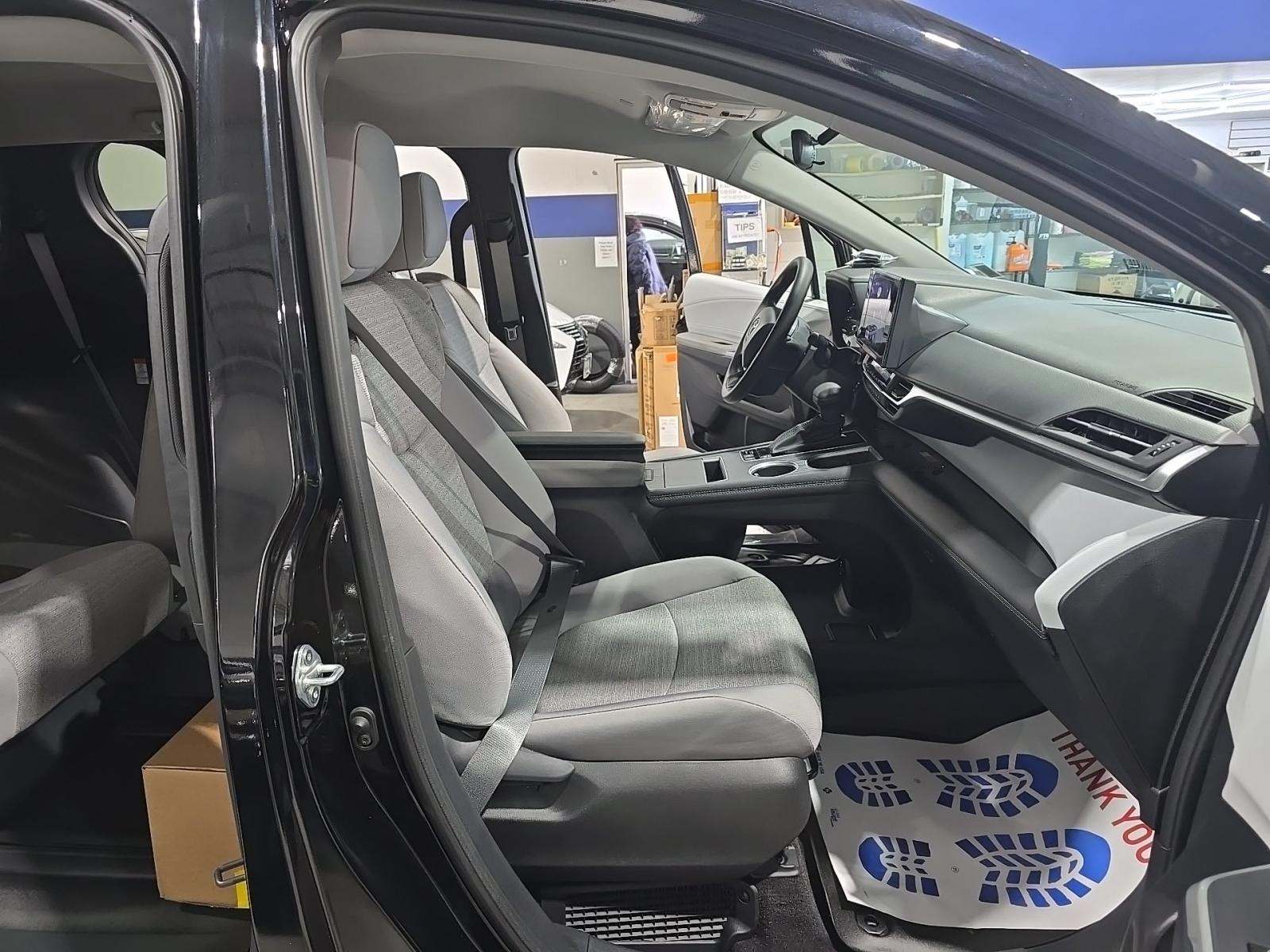 2025 Toyota Sienna LE FWD