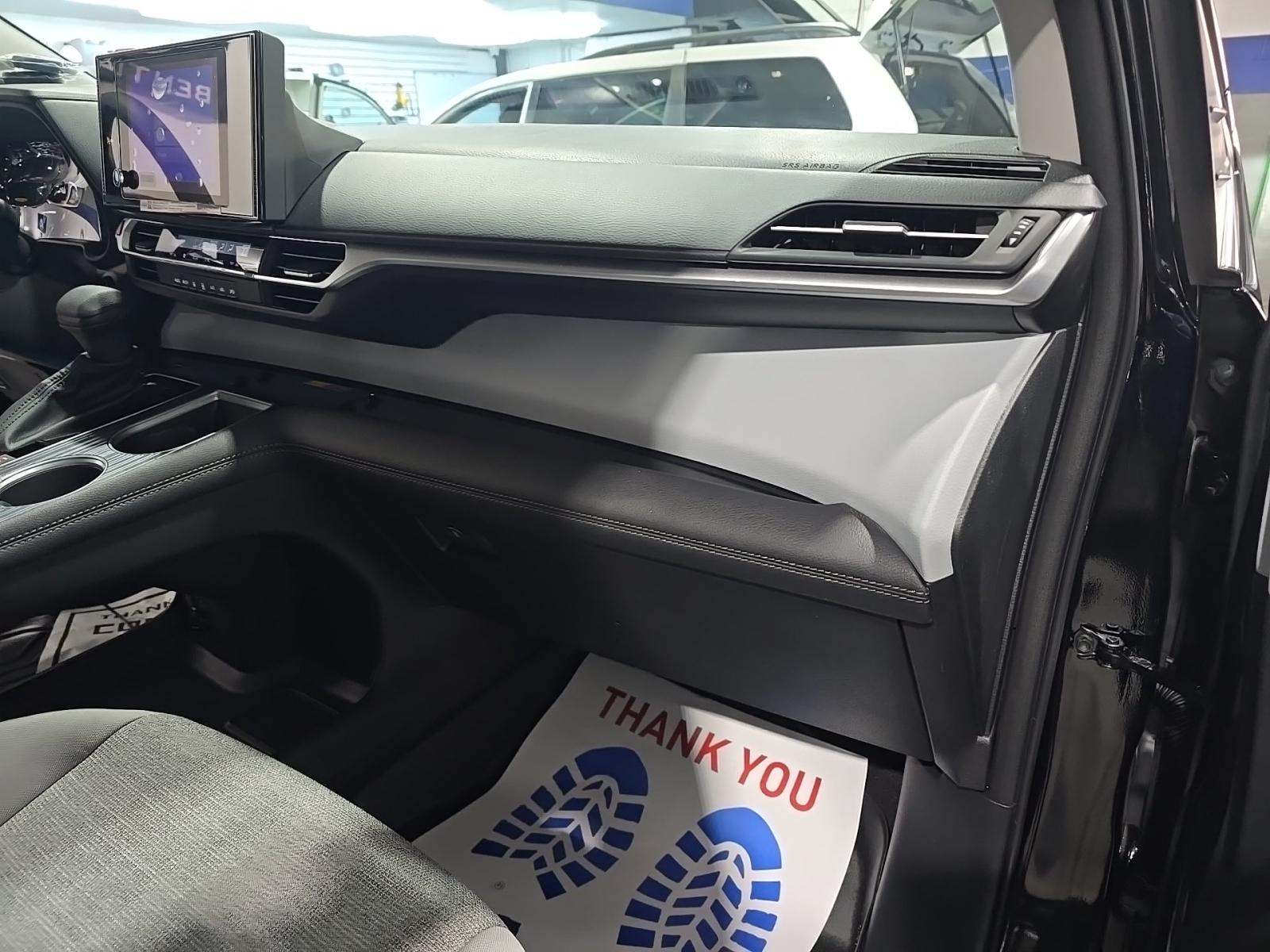 2025 Toyota Sienna LE FWD